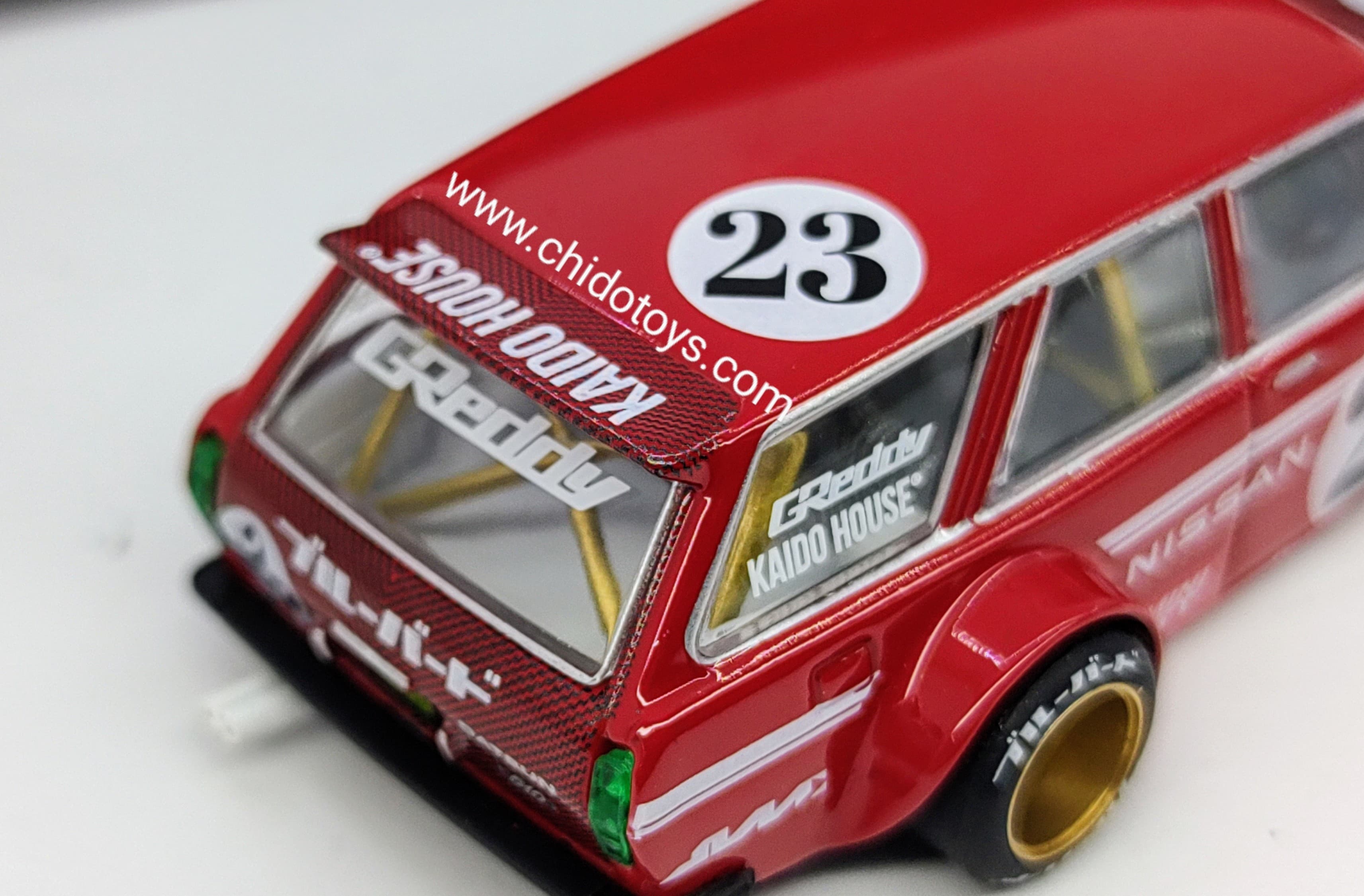 Auto a escala marca Kaido House, Modelo Chase Nissan Datsun Wagon Carbon Fiber V2 - Chido Toys