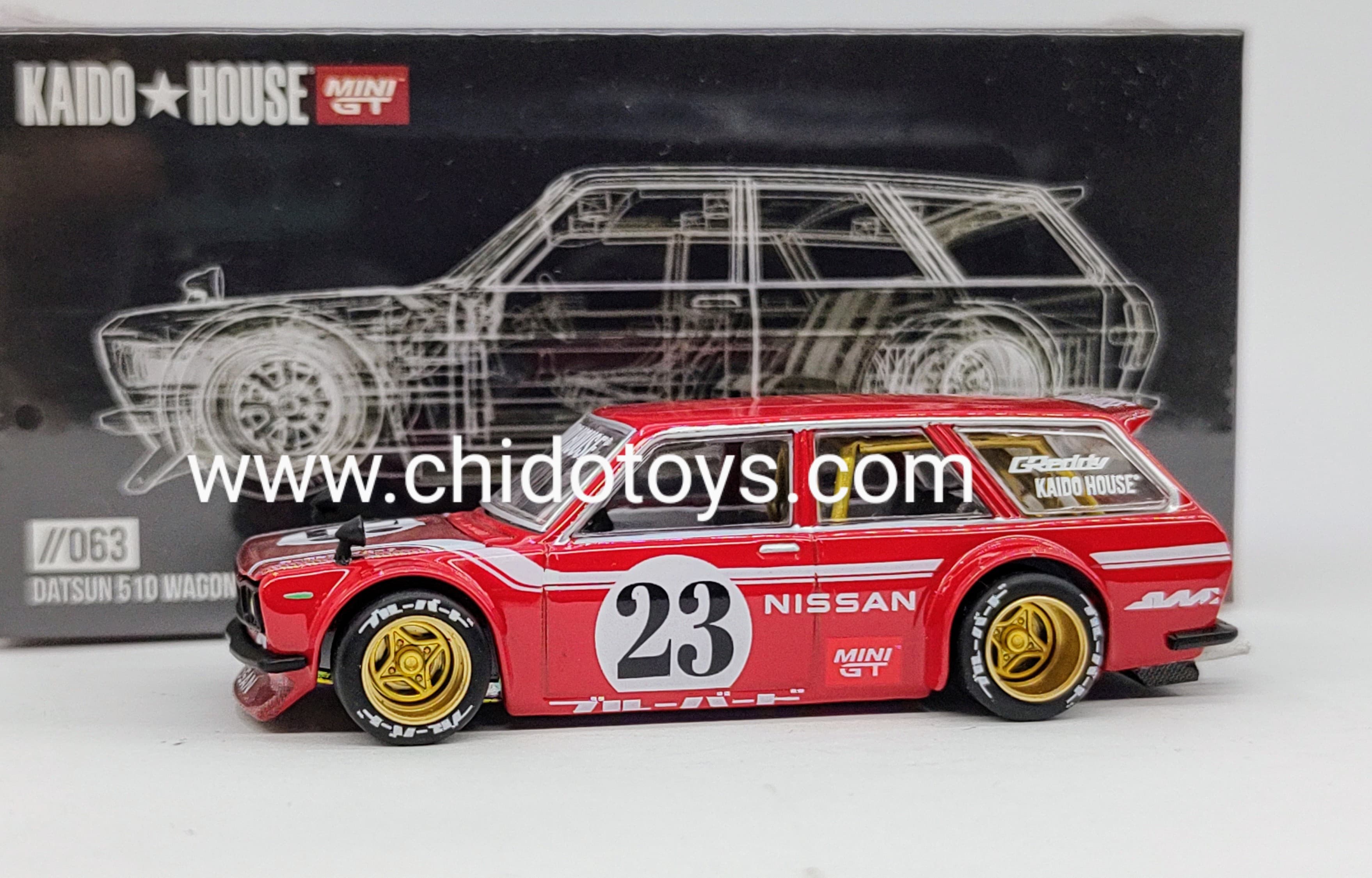 Auto a escala marca Kaido House, Modelo Chase Nissan Datsun Wagon Carbon Fiber V2 - Chido Toys