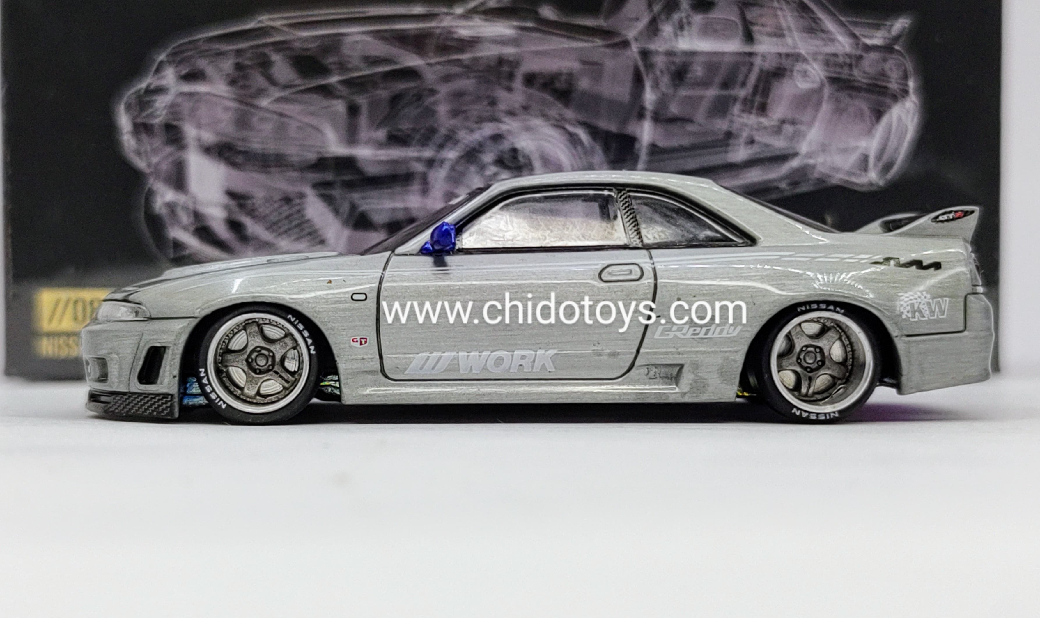 Auto a escala marca Kaido House, Modelo Chase Nissan Skyline GT - R (R33) (Azul) - Chido Toys