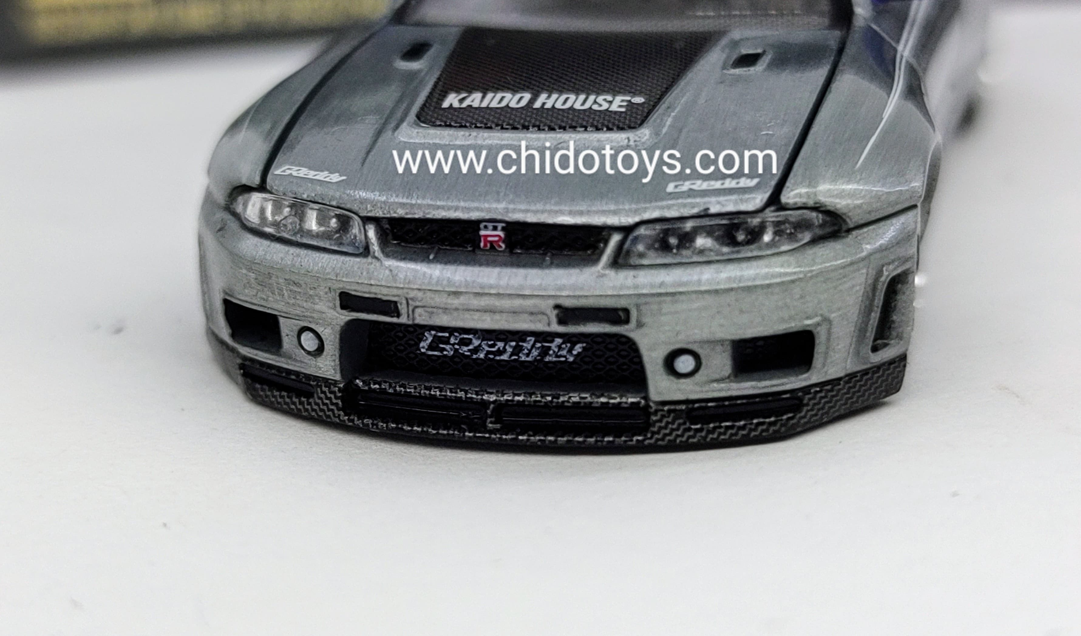 Auto a escala marca Kaido House, Modelo Chase Nissan Skyline GT - R (R33) (Azul) - Chido Toys