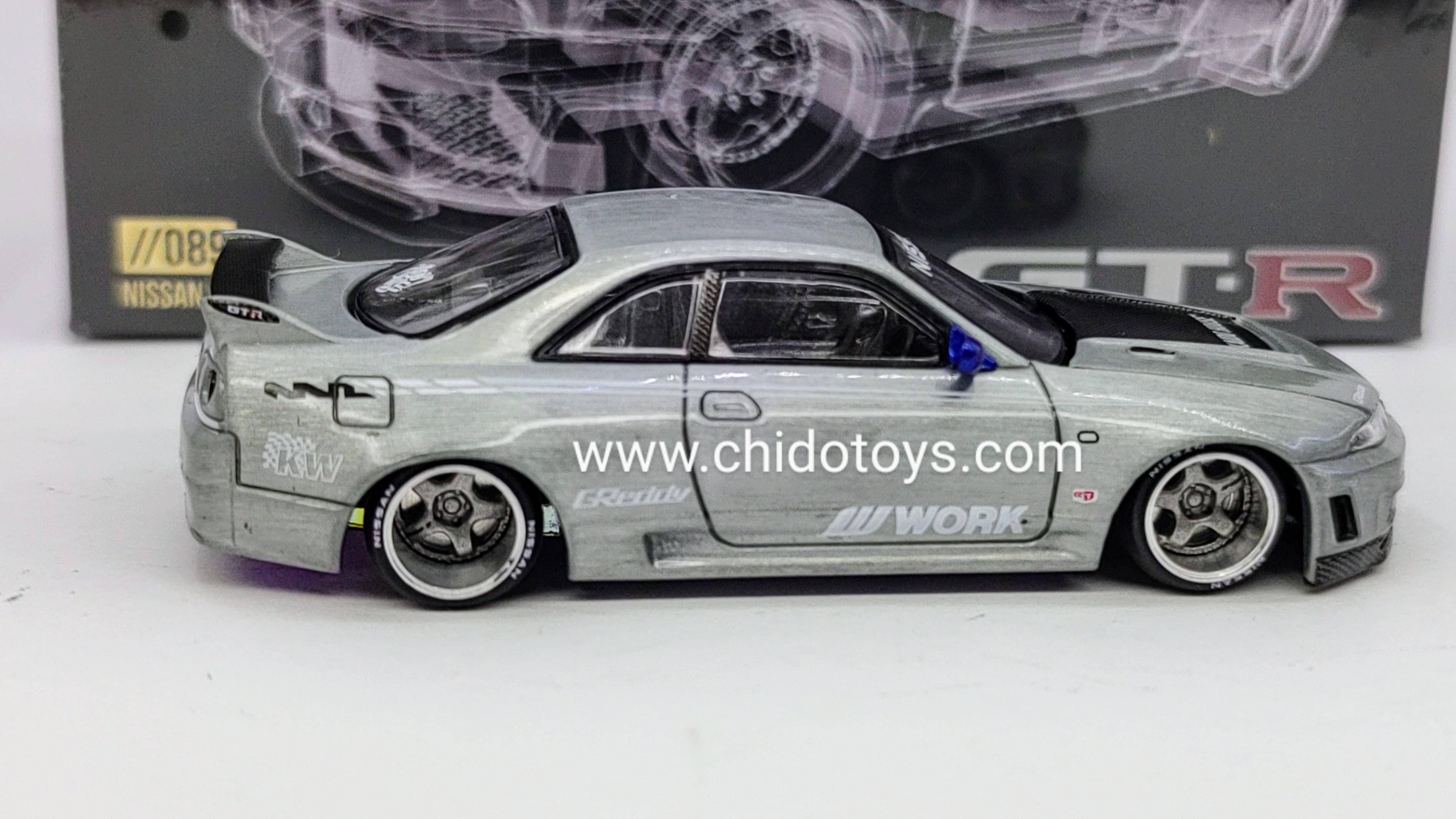 Auto a escala marca Kaido House, Modelo Chase Nissan Skyline GT - R (R33) (Azul) - Chido Toys