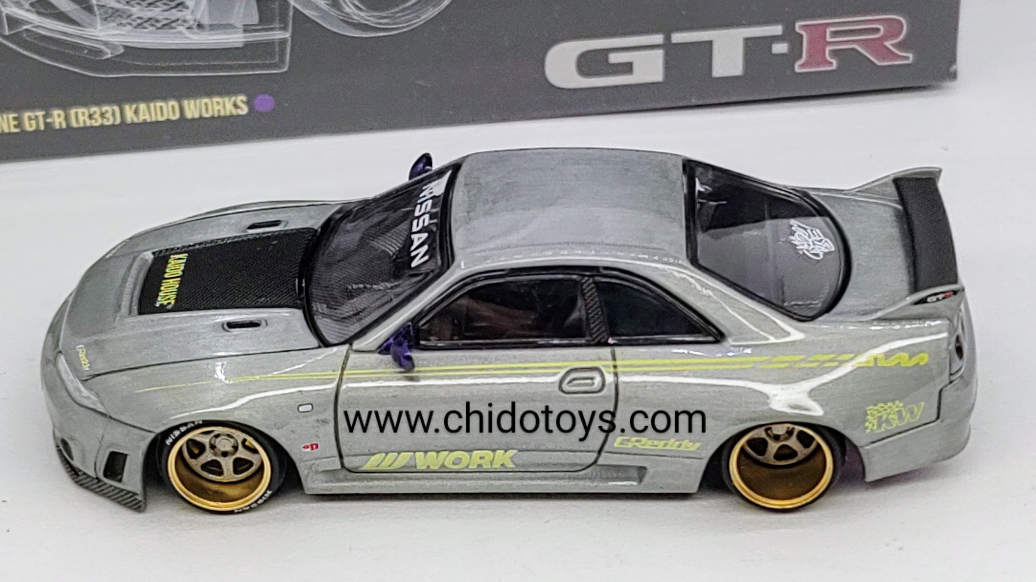 Auto a escala marca Kaido House, Modelo Chase Nissan Skyline GT - R (R33) Morado - Chido Toys