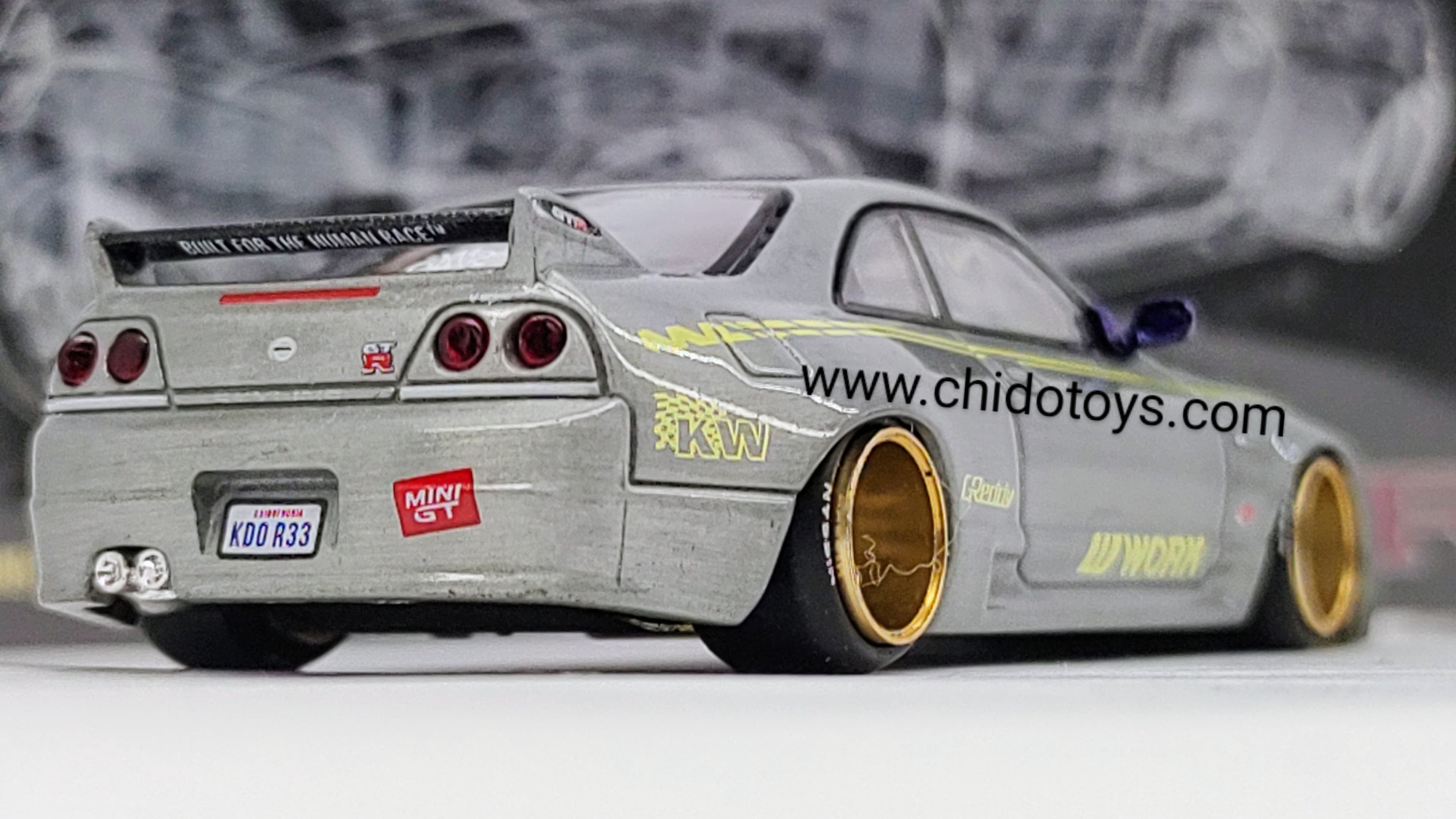 Auto a escala marca Kaido House, Modelo Chase Nissan Skyline GT - R (R33) Morado - Chido Toys