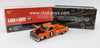 Chevrolet Silverado Dually Kaido House 1:64 en color naranja, metal, llantas de goma y cofre abatible con motor detallado.