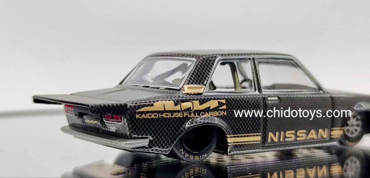 Auto a escala marca Kaido House, Modelo Datsun 510 Pro Street Full Carbón V1 - Chido Toys