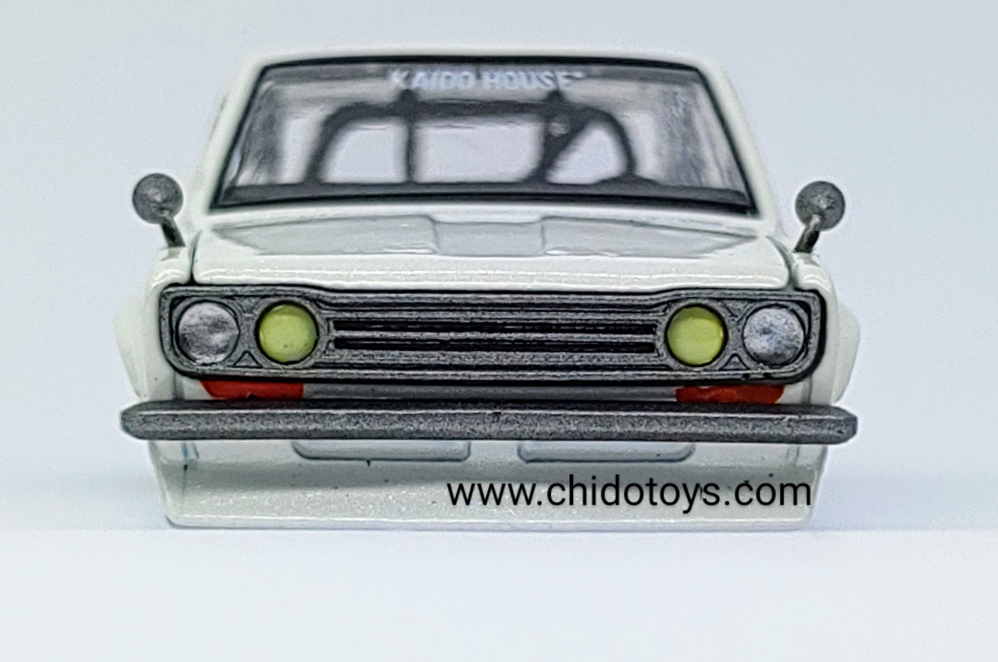 Auto a escala marca Kaido House Modelo Datsun 510 Street Nismo V2 - Chido Toys