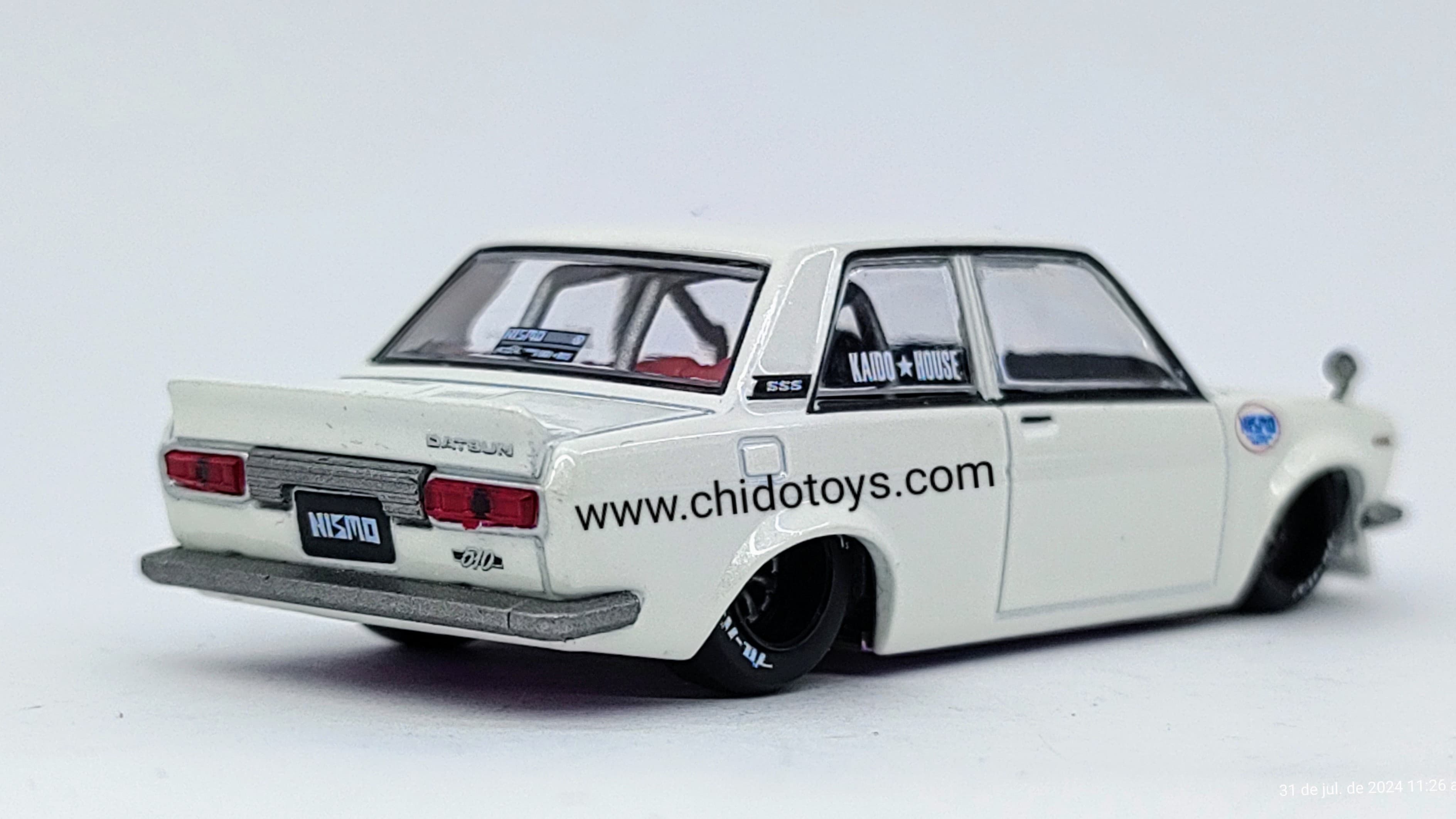 Auto a escala marca Kaido House Modelo Datsun 510 Street Nismo V2 - Chido Toys