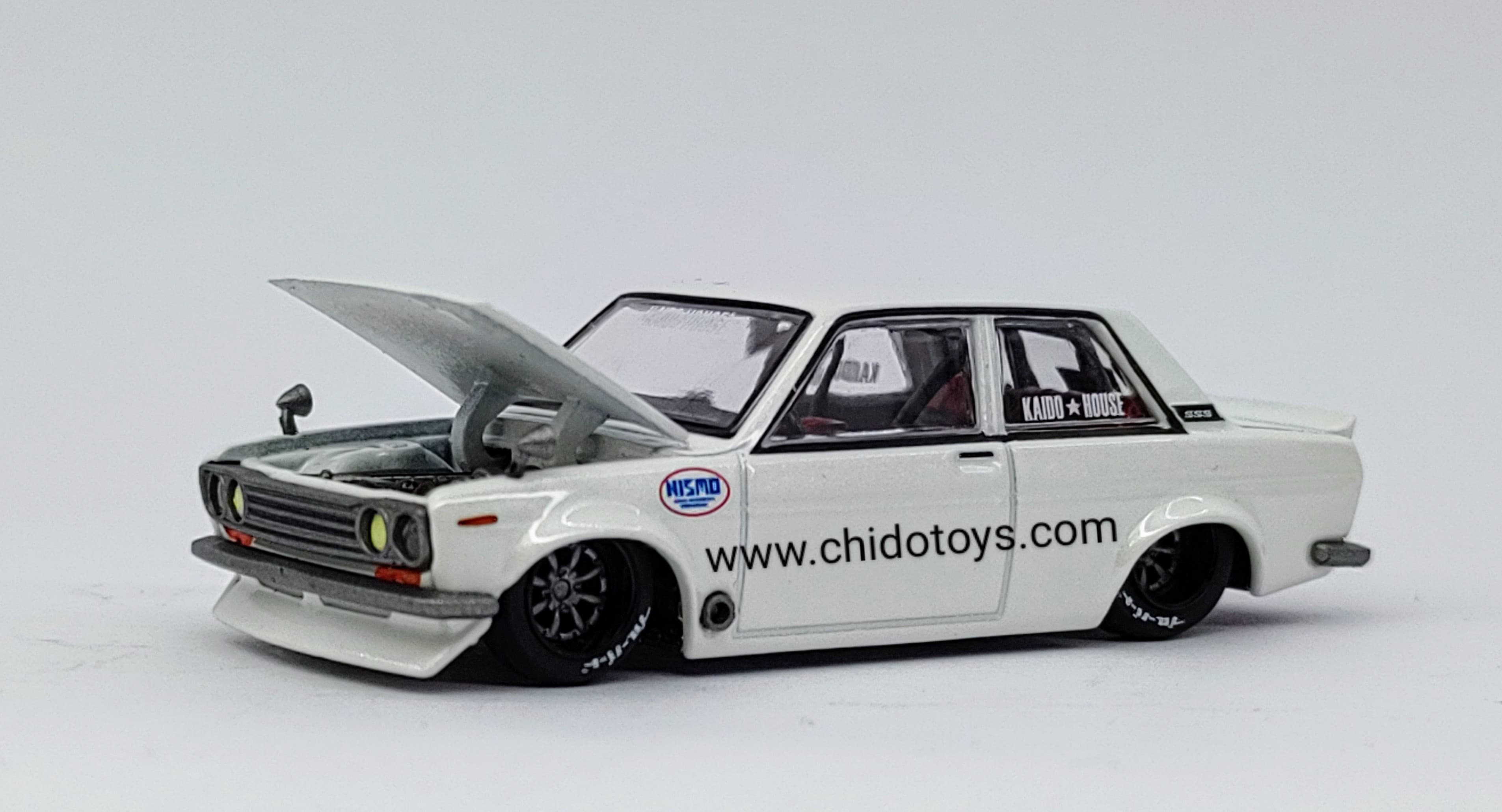 Auto a escala marca Kaido House Modelo Datsun 510 Street Nismo V2 - Chido Toys