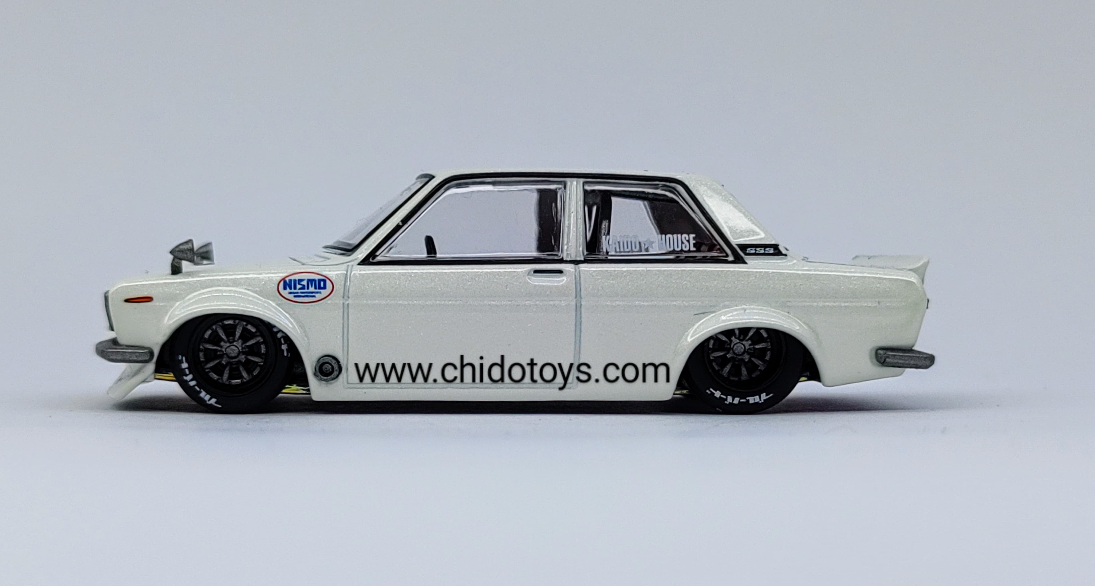 Auto a escala marca Kaido House Modelo Datsun 510 Street Nismo V2 - Chido Toys