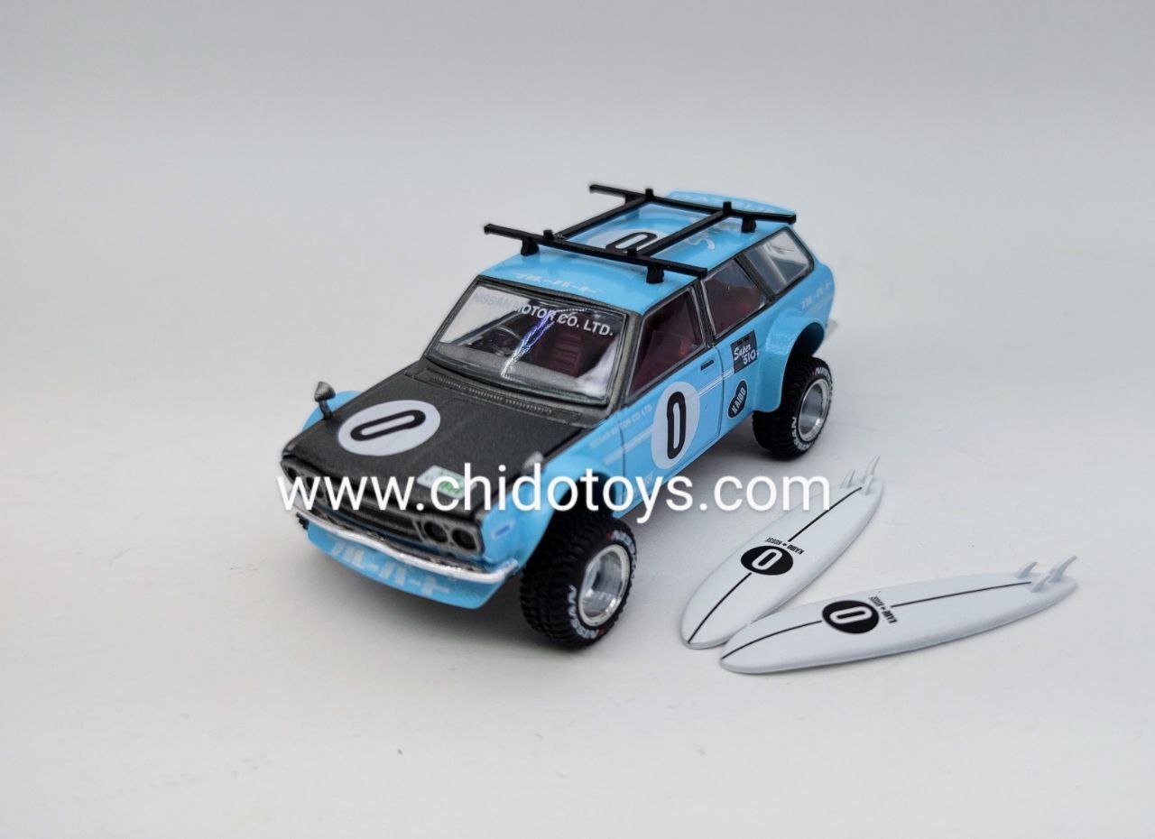 Auto a escala marca Kaido House, Modelo Datsun 510 Wagon Surf Safari RS Edición de vacaciones de invierno - Chido Toys