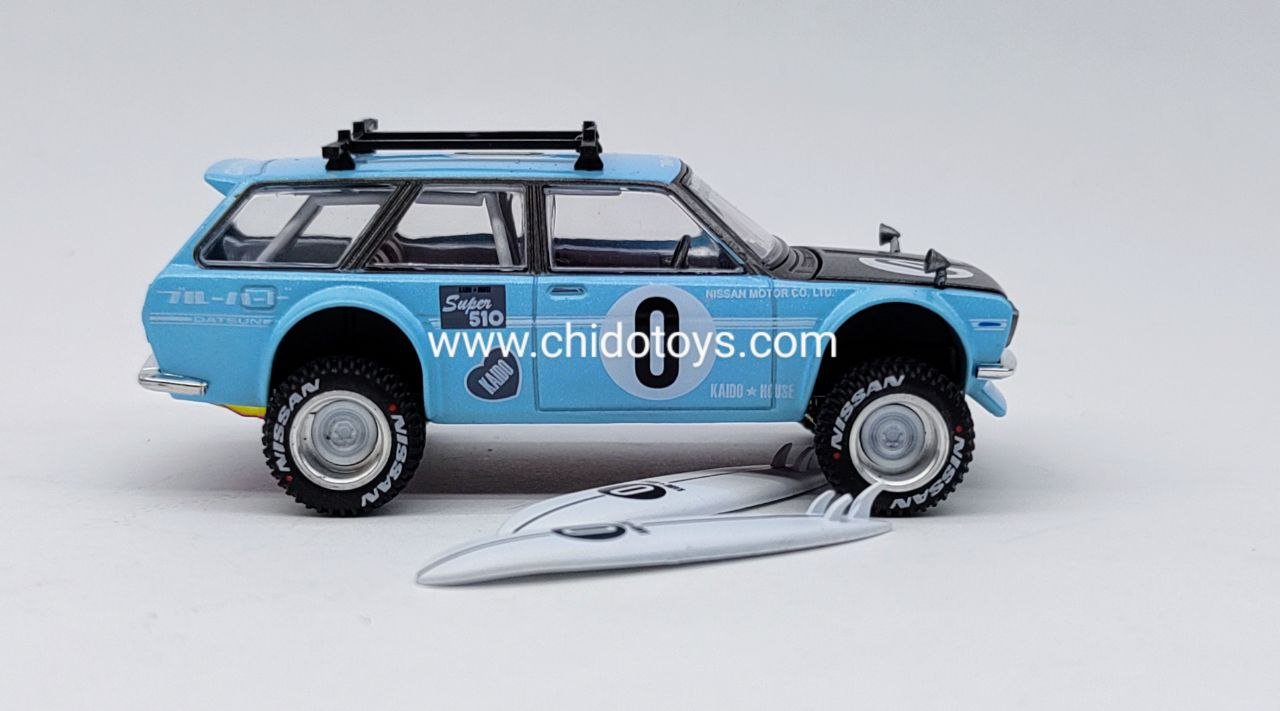 Auto a escala marca Kaido House, Modelo Datsun 510 Wagon Surf Safari RS Edición de vacaciones de invierno - Chido Toys