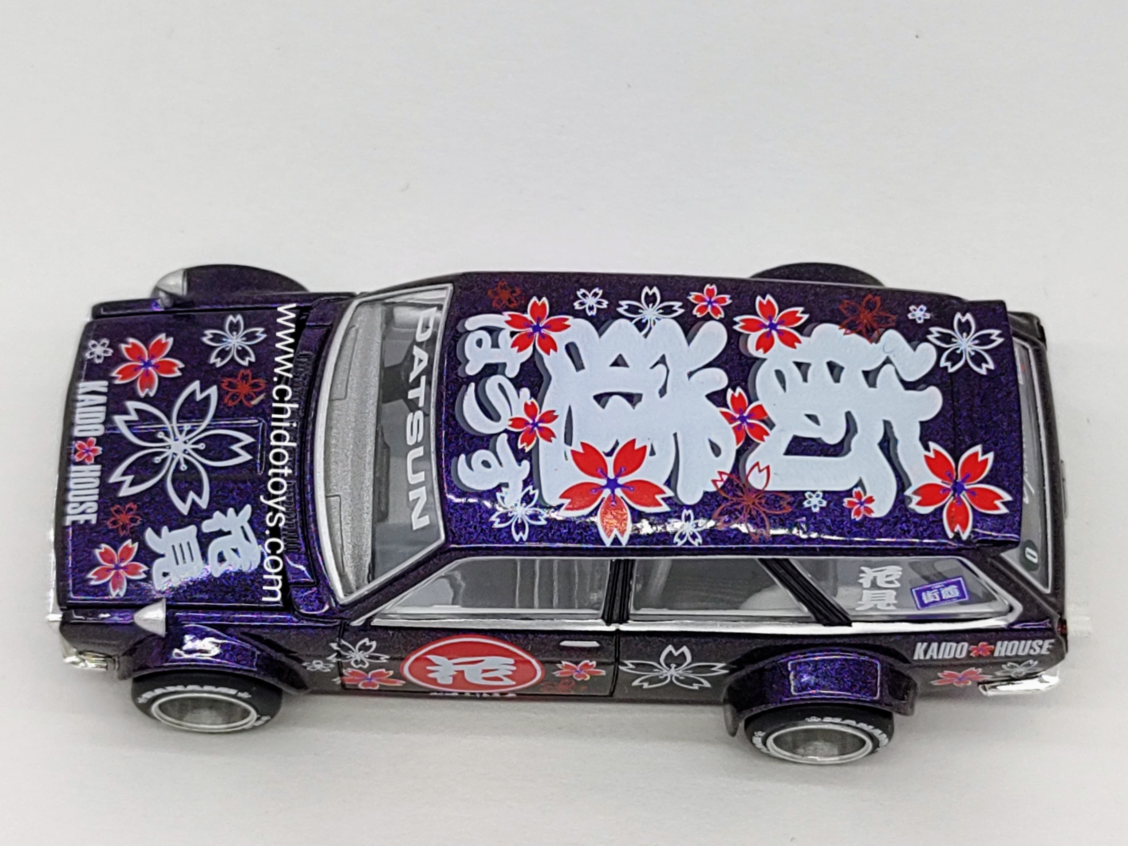 Auto a escala marca Kaido House Modelo Datsun Kaido 510 Wagon Hanami V3 - Chido Toys