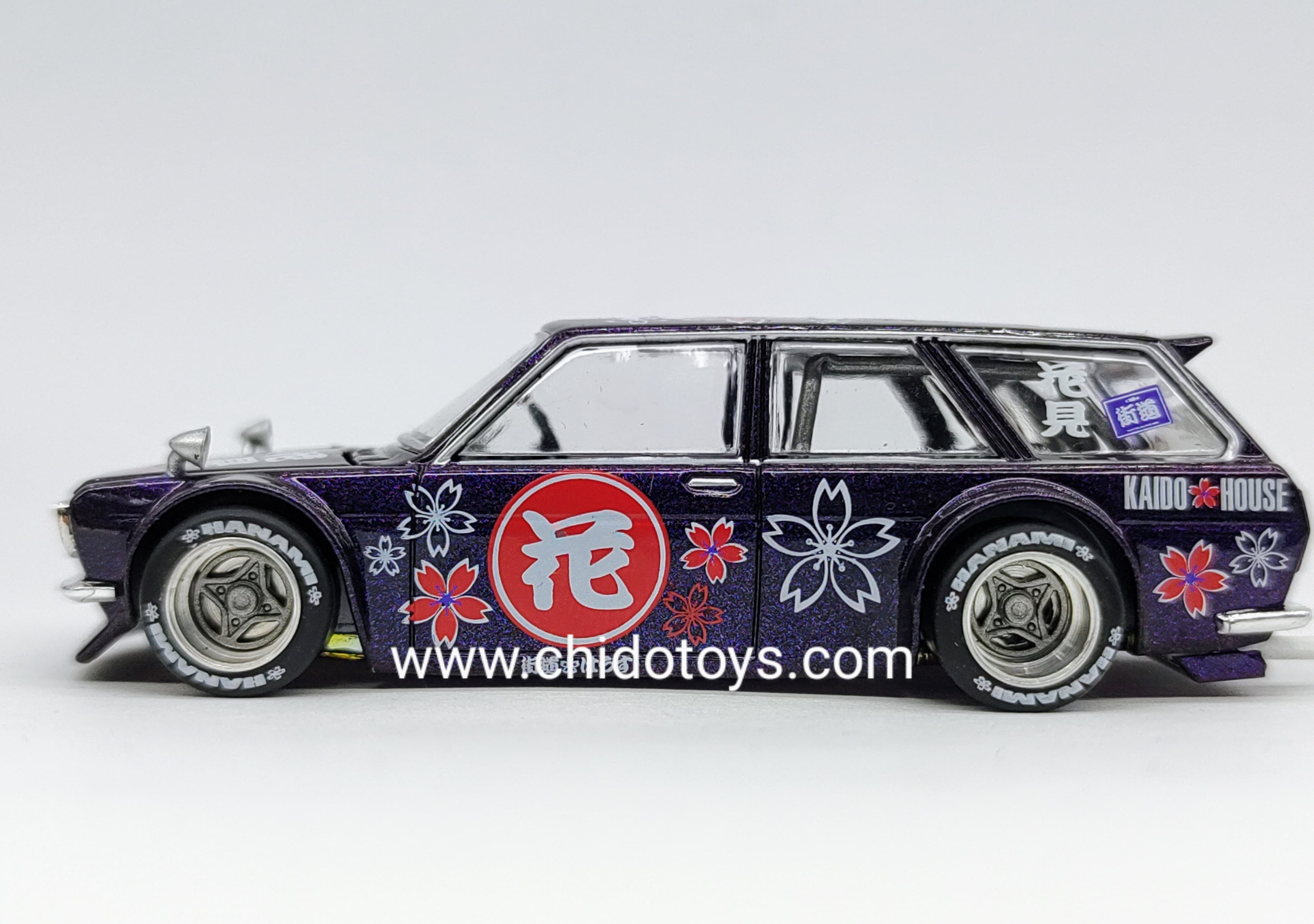 Auto a escala marca Kaido House Modelo Datsun Kaido 510 Wagon Hanami V3 - Chido Toys