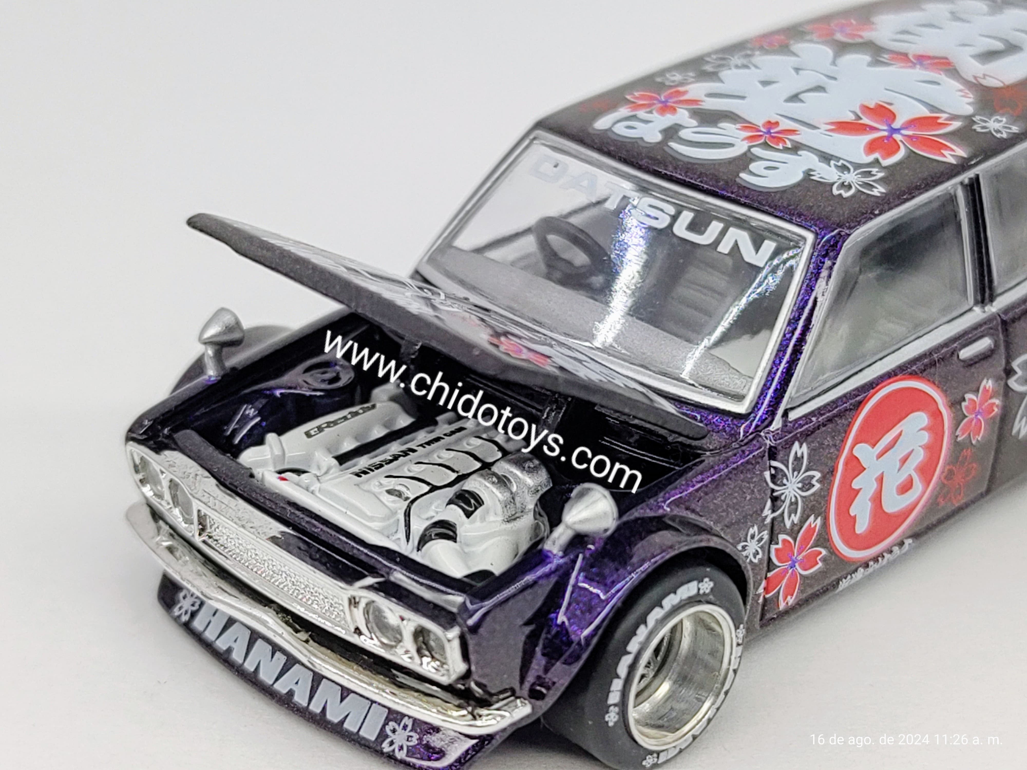 Auto a escala marca Kaido House Modelo Datsun Kaido 510 Wagon Hanami V3 - Chido Toys