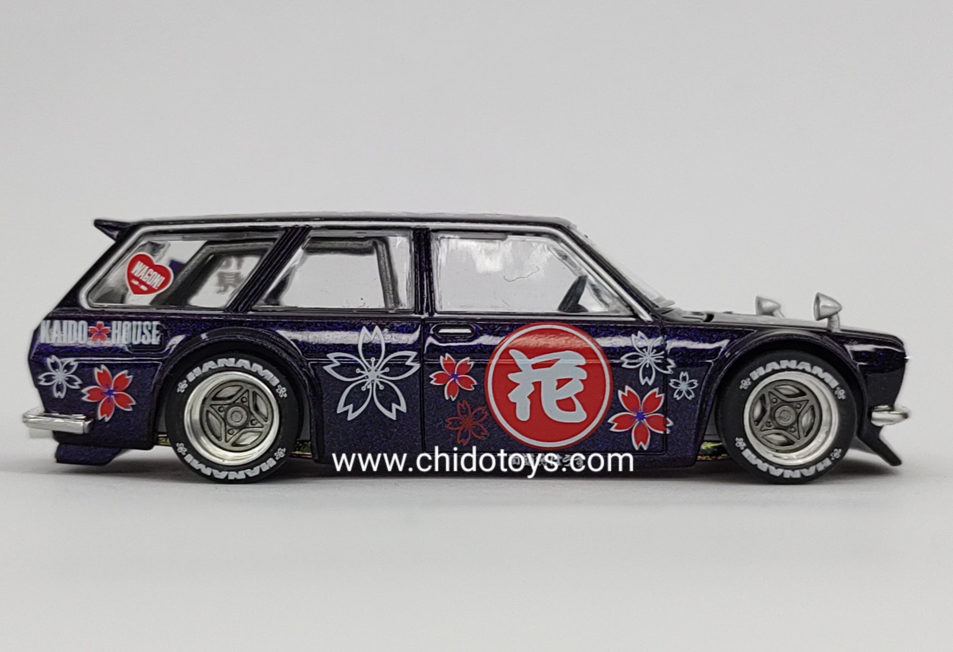 Auto a escala marca Kaido House Modelo Datsun Kaido 510 Wagon Hanami V3 - Chido Toys