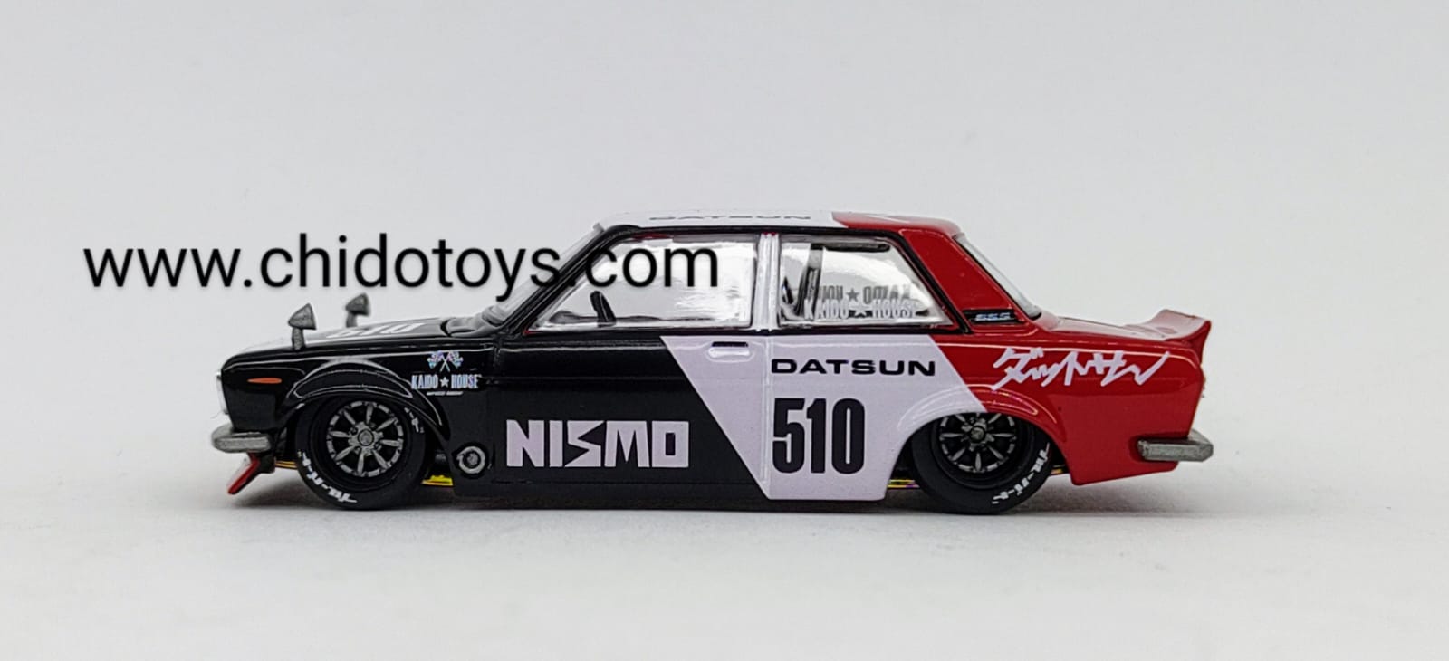 Auto a escala marca Kaido House, Modelo Datsun Street 510 Racing V1 - Chido Toys