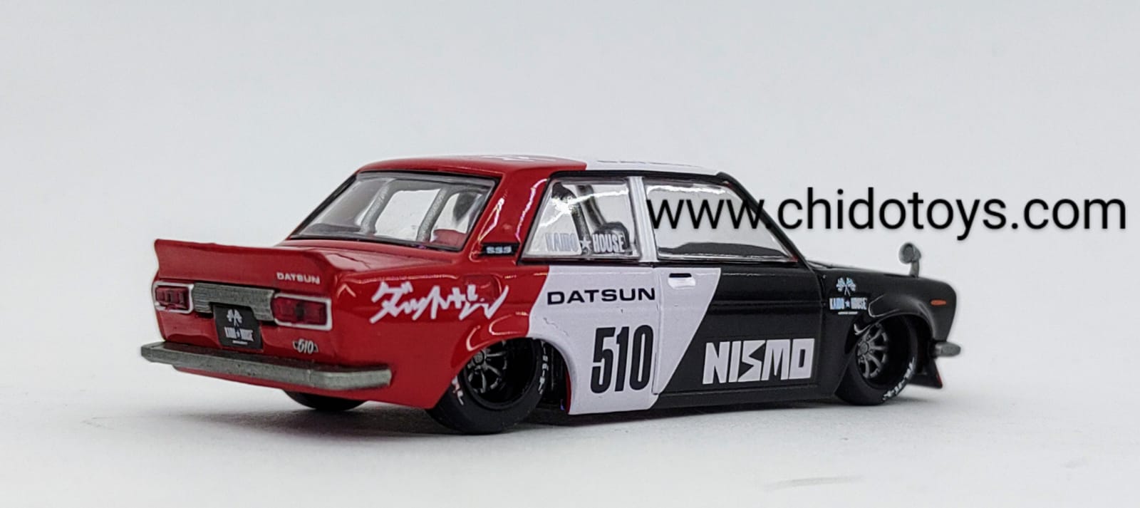 Auto a escala marca Kaido House, Modelo Datsun Street 510 Racing V1 - Chido Toys