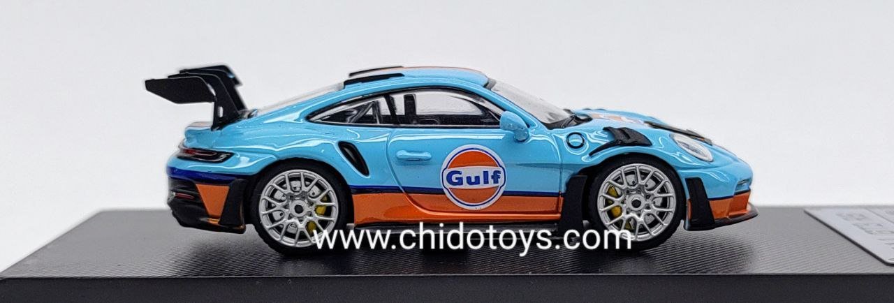 Auto a escala 1:64 LF Model Porsche 911 GT3 RS Gulf azul y naranja sobre base negra con capelo acrílico transparente