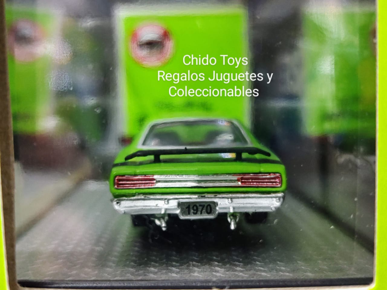 Auto a escala marca M2, modelo ScatPackers Unite, edad 8+ - Chido Toys