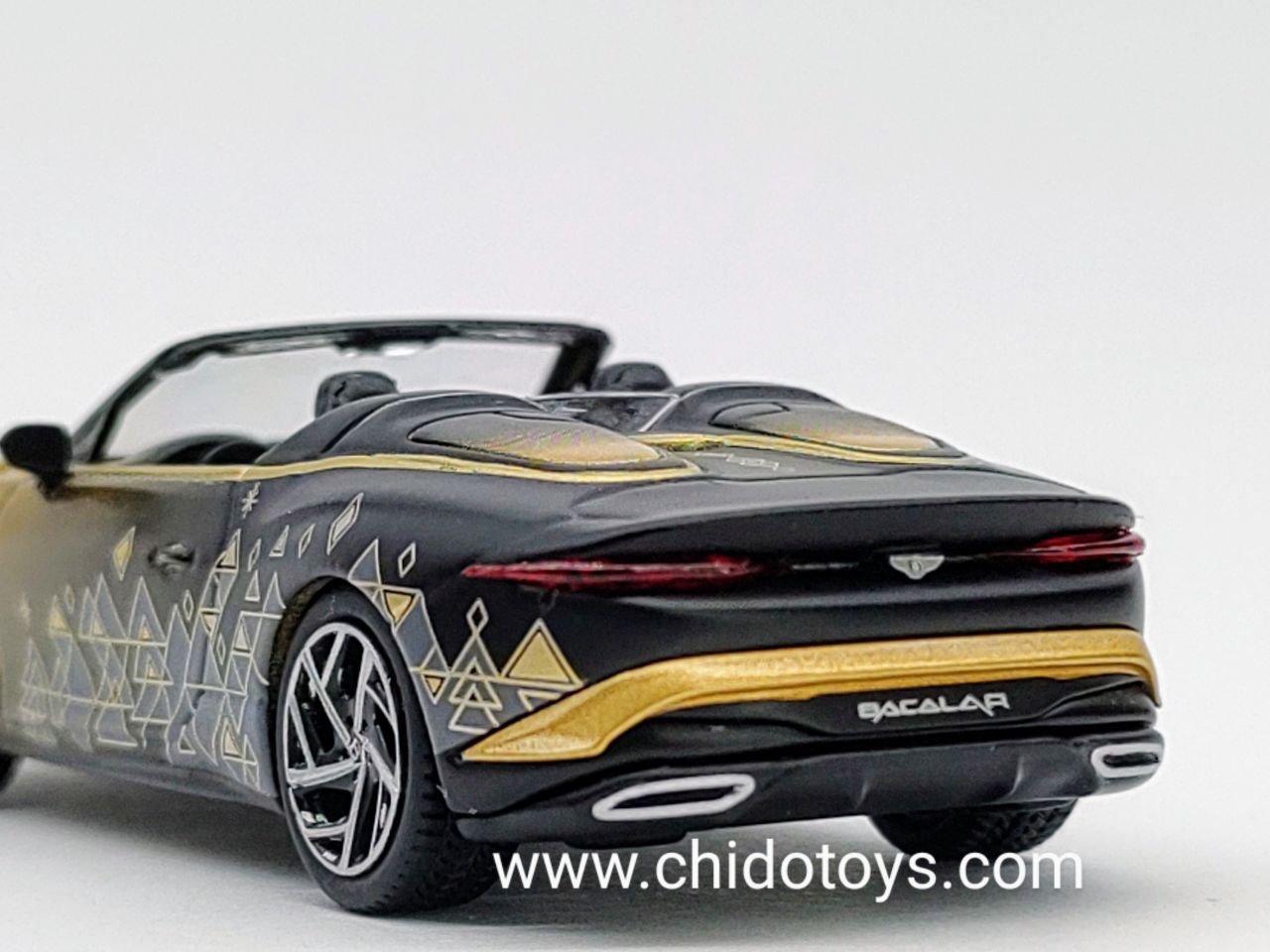 Auto a escala marca Mini GT, Modelo Bentley Muliner Bacalar, Edición Navidad 2023 - Chido Toys