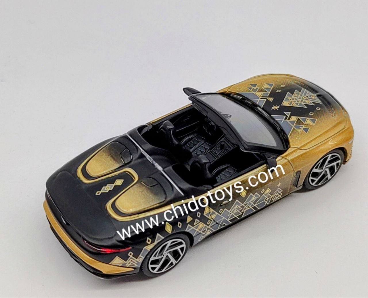 Auto a escala marca Mini GT, Modelo Bentley Muliner Bacalar, Edición Navidad 2023 - Chido Toys