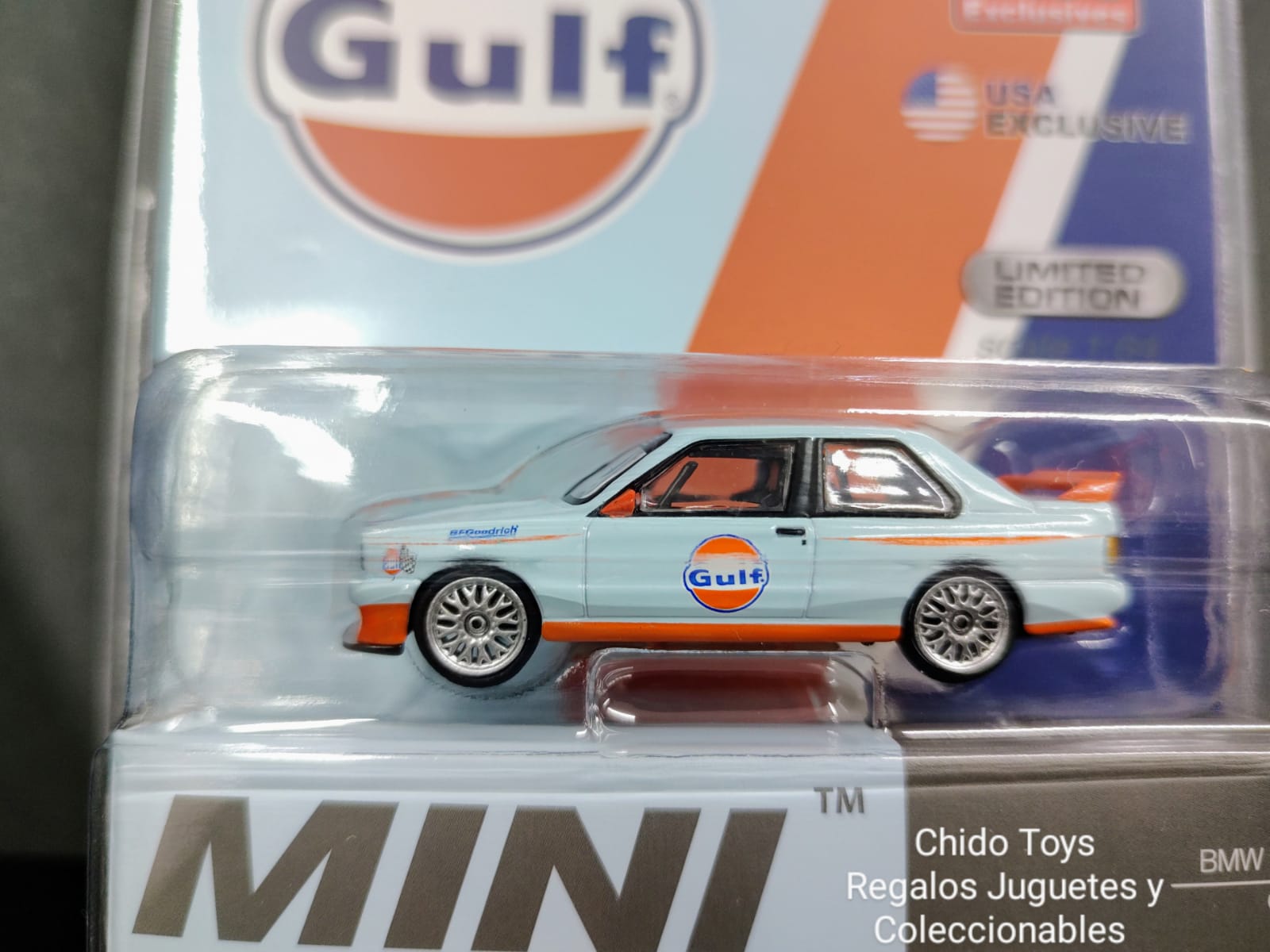 Auto a escala marca Mini GT, modelo BMW M3 E30 Gulf (LHD) - Chido Toys