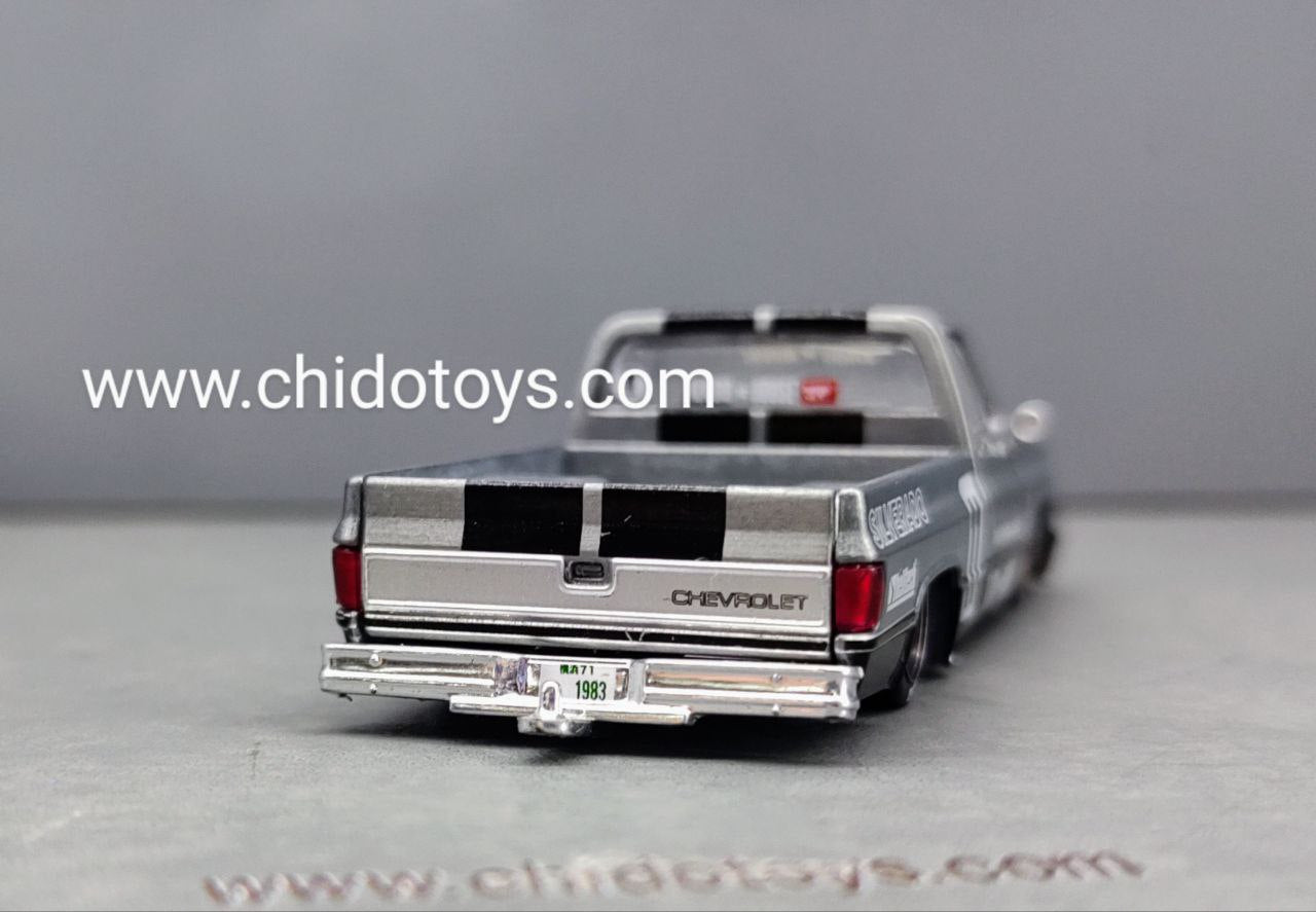 Auto a escala marca Mini GT, Modelo CHASE de Chevrolet Silverado 1983 KAIDO V1 - Rojo - Chido Toys