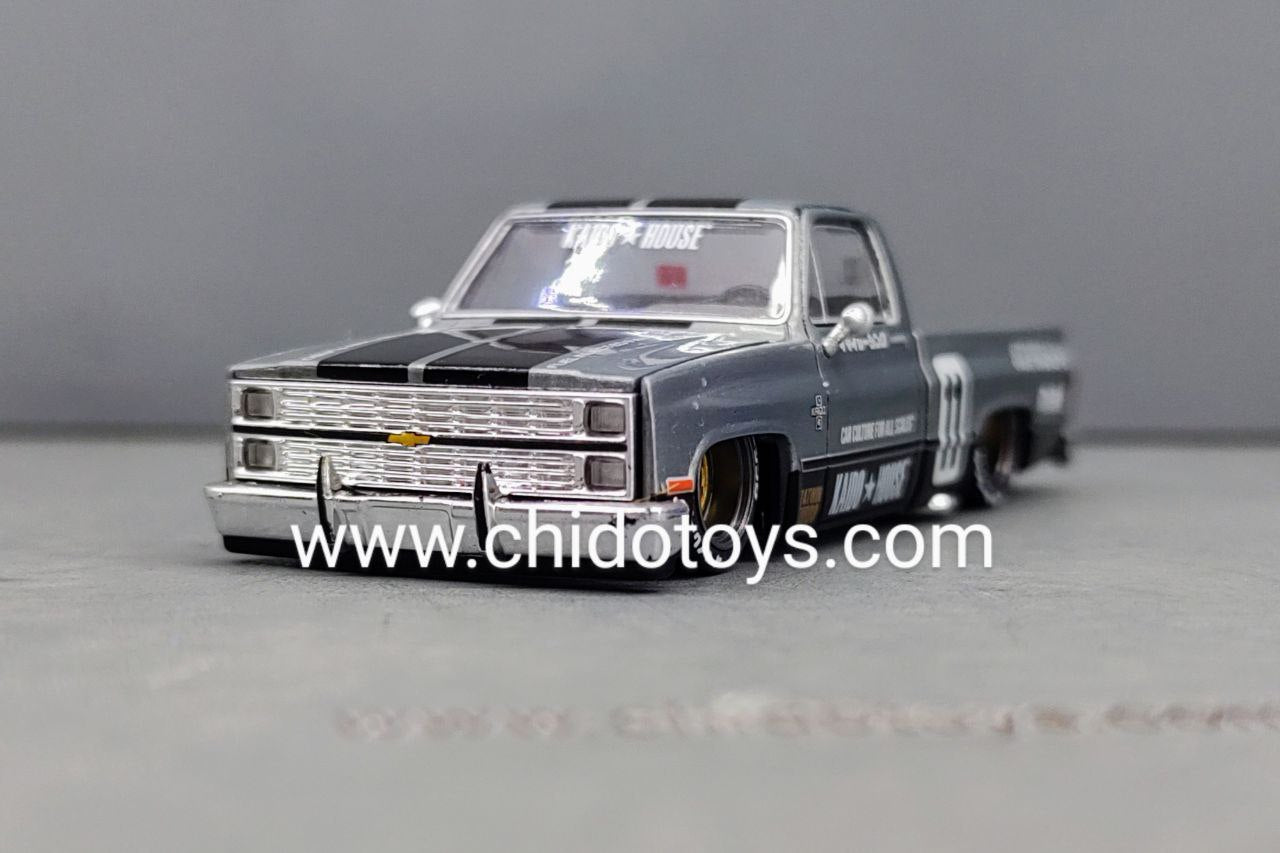 Auto a escala marca Mini GT, Modelo CHASE de Chevrolet Silverado 1983 KAIDO V1 - Rojo - Chido Toys
