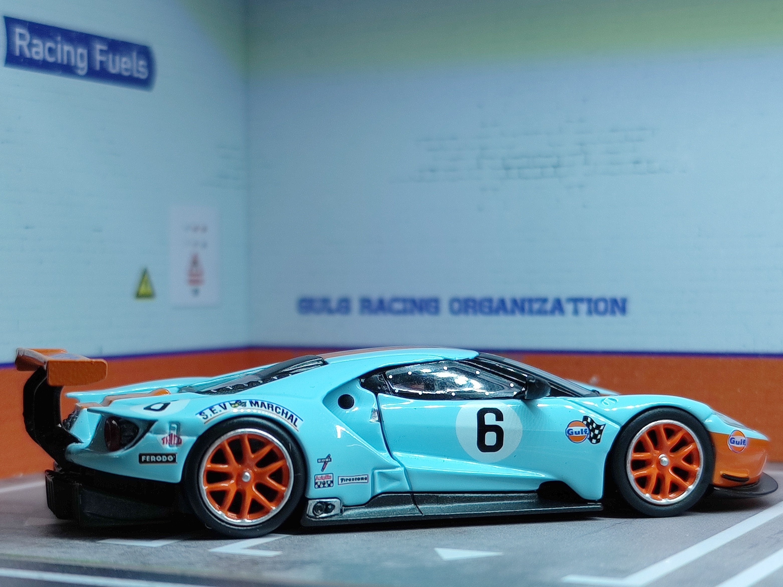 Auto a escala marca Mini GT, modelo Ford GT GTLM - Chido Toys