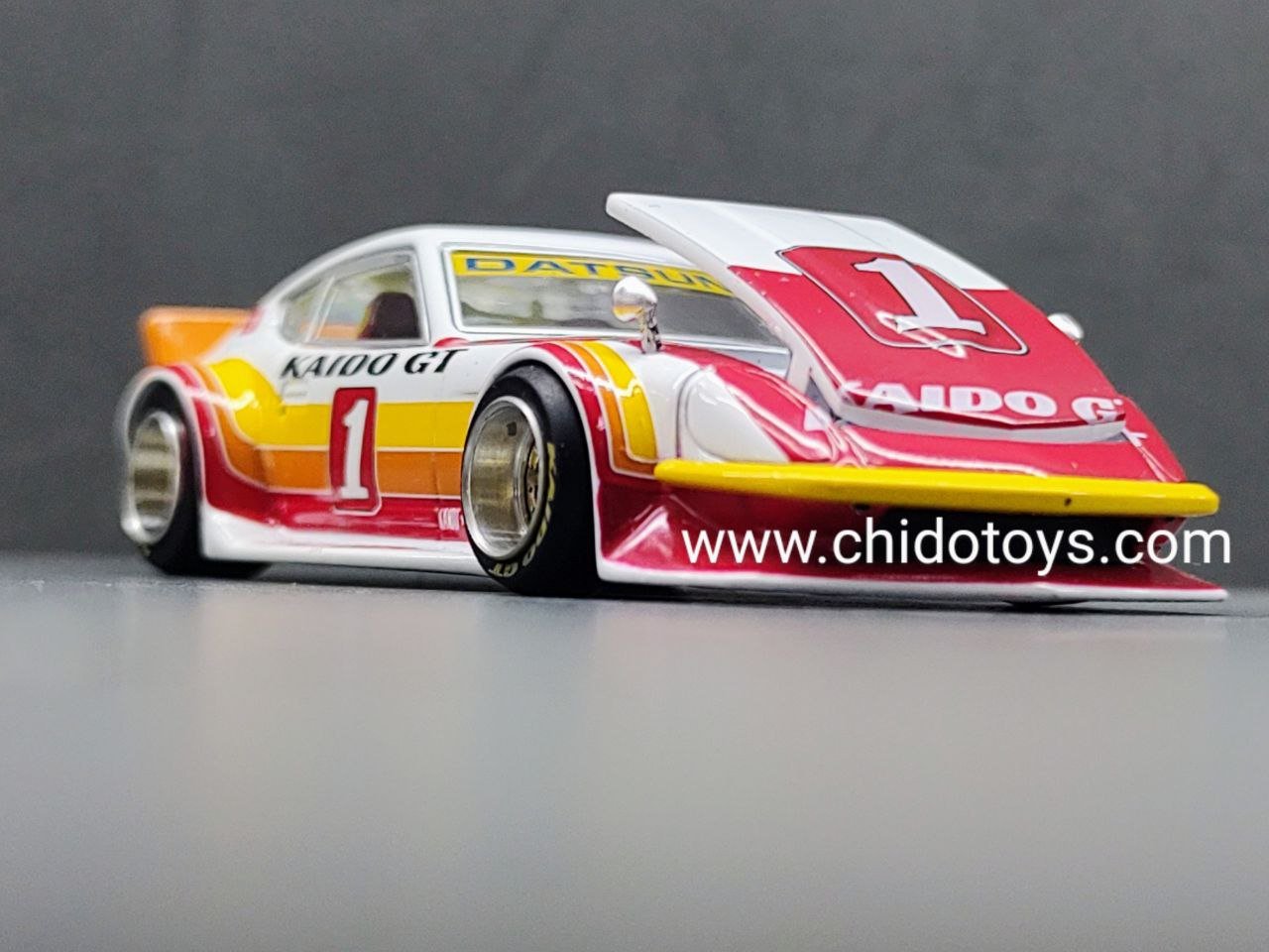 Auto a escala marca Mini GT modelo Kaido House x Mini GT Fairlady Z Kaido GT V1 Rojo con Blanco - Chido Toys