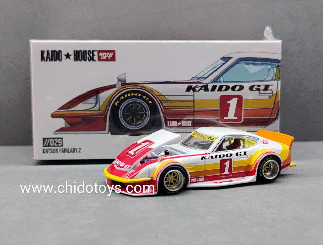 Auto a escala marca Mini GT modelo Kaido House x Mini GT Fairlady Z Kaido GT V1 Rojo con Blanco - Chido Toys