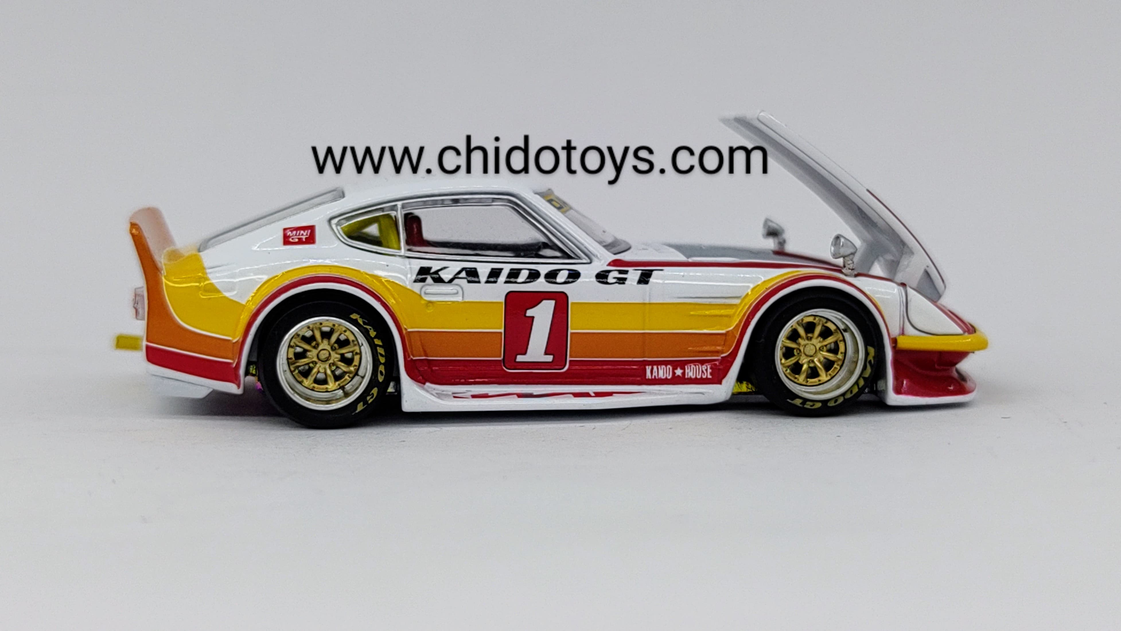 Auto a escala marca Mini GT modelo Kaido House x Mini GT Fairlady Z Kaido GT V1 Rojo con Blanco - Chido Toys