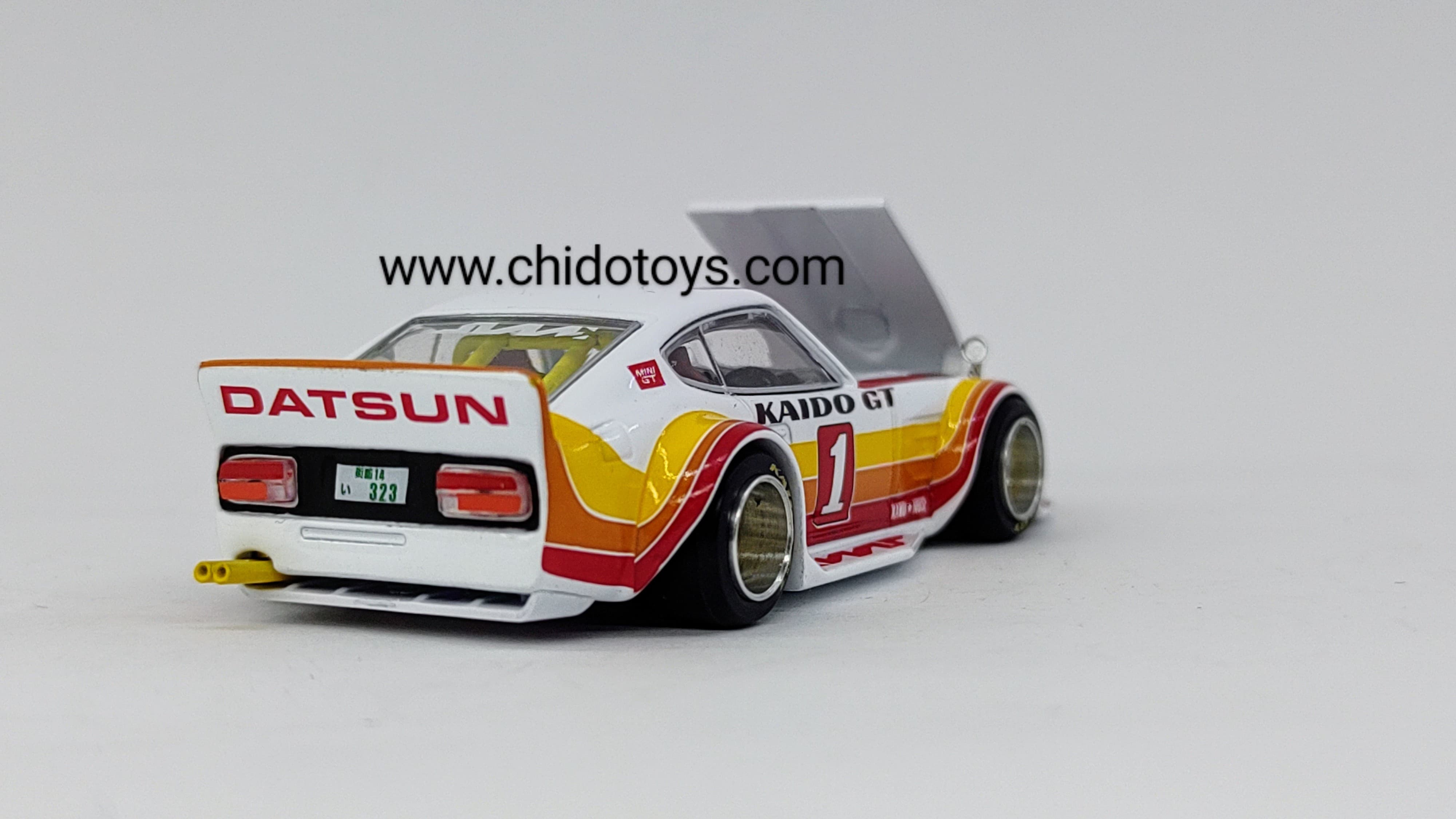 Auto a escala marca Mini GT modelo Kaido House x Mini GT Fairlady Z Kaido GT V1 Rojo con Blanco - Chido Toys