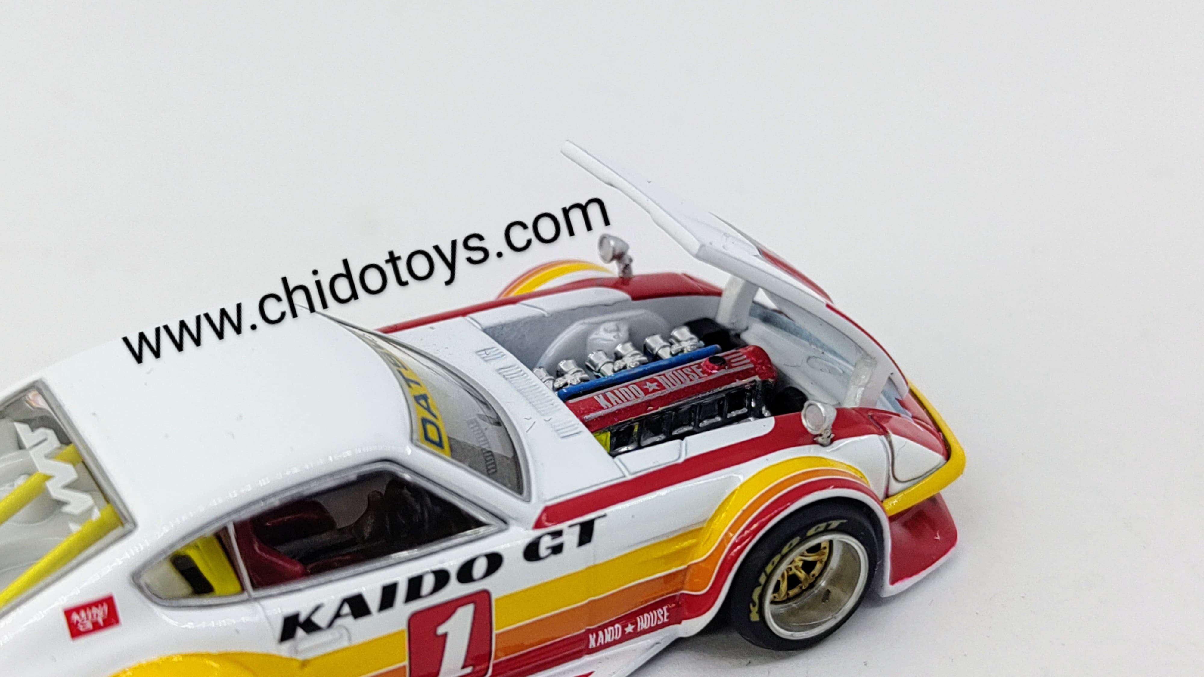 Auto a escala marca Mini GT modelo Kaido House x Mini GT Fairlady Z Kaido GT V1 Rojo con Blanco - Chido Toys