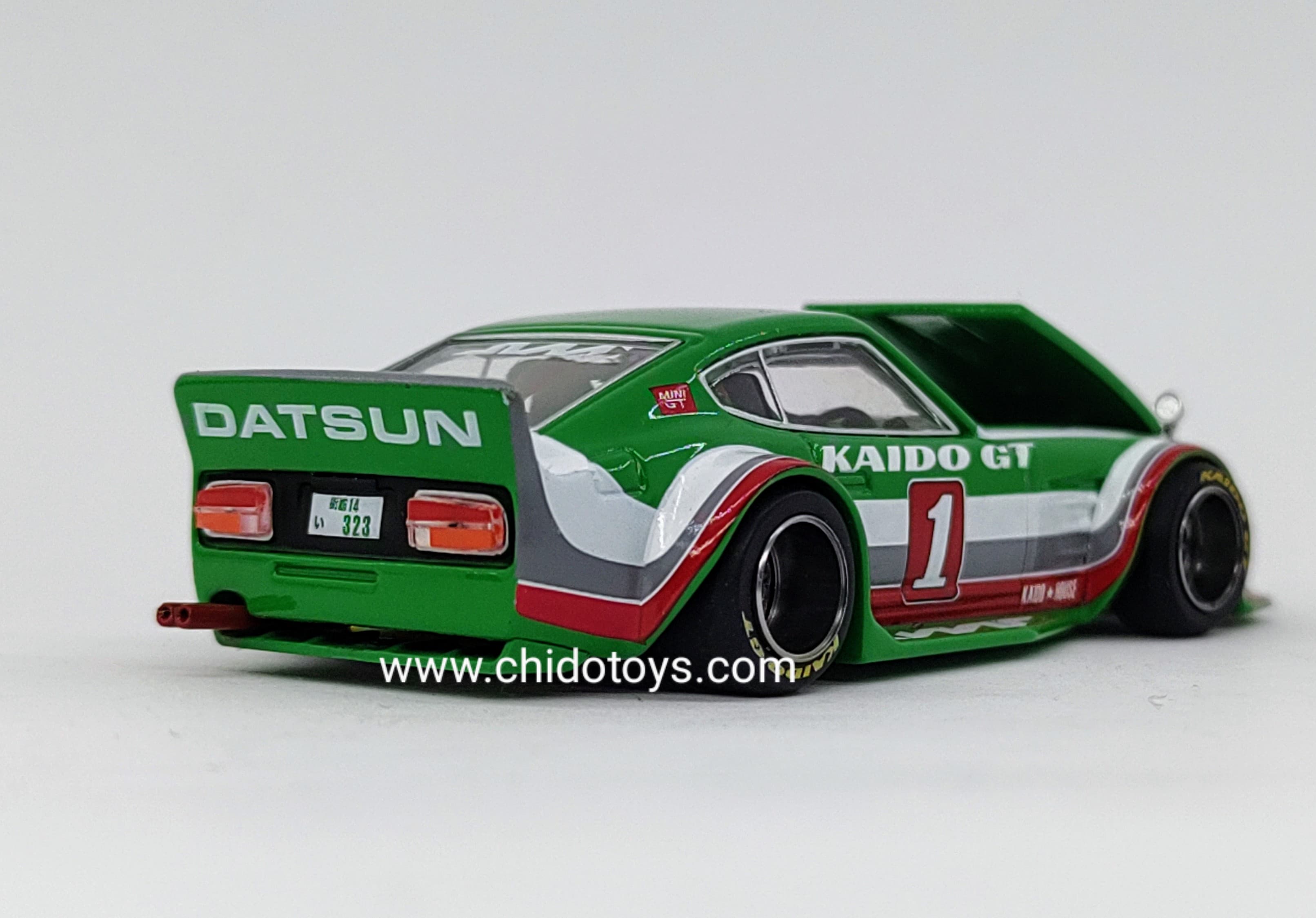 Auto a escala marca Mini GT modelo Kaido House x Mini GT Fairlady Z Kaido GT V2 Verde con Blanco - Chido Toys