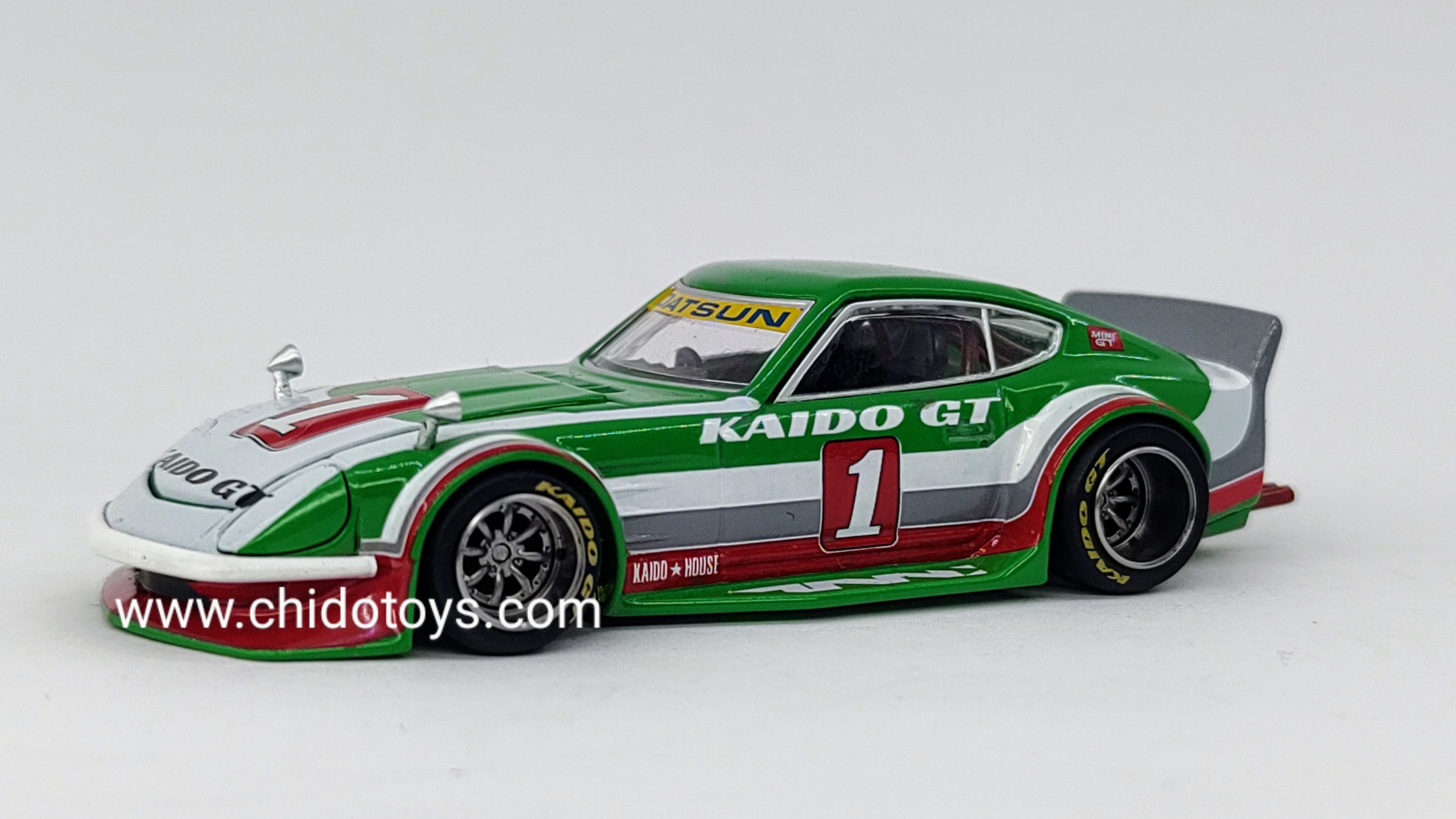 Auto a escala marca Mini GT modelo Kaido House x Mini GT Fairlady Z Kaido GT V2 Verde con Blanco - Chido Toys