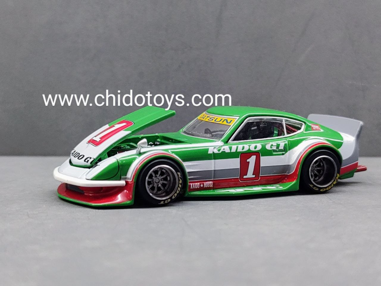 Auto a escala marca Mini GT modelo Kaido House x Mini GT Fairlady Z Kaido GT V2 Verde con Blanco - Chido Toys