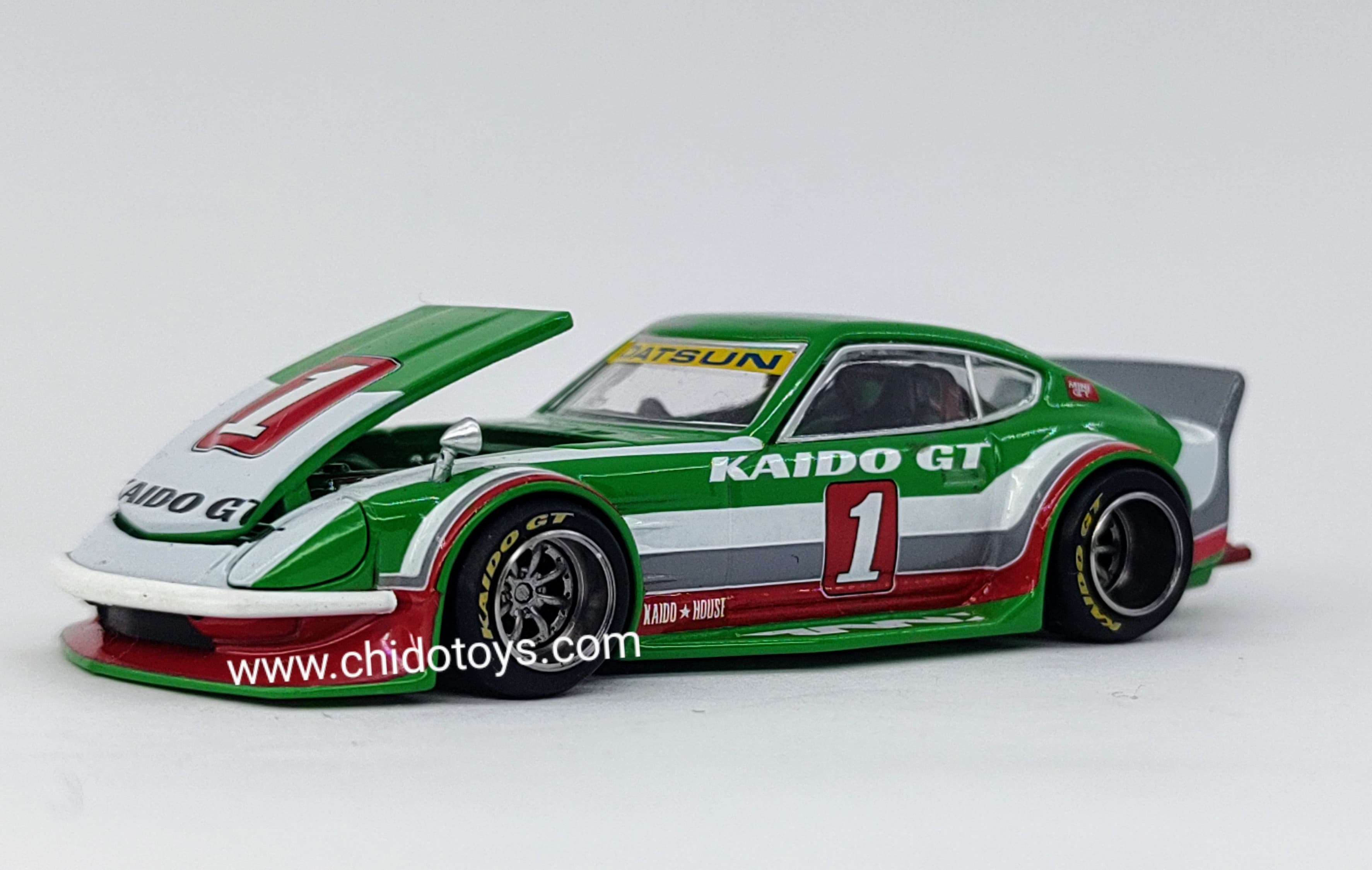 Auto a escala marca Mini GT modelo Kaido House x Mini GT Fairlady Z Kaido GT V2 Verde con Blanco - Chido Toys