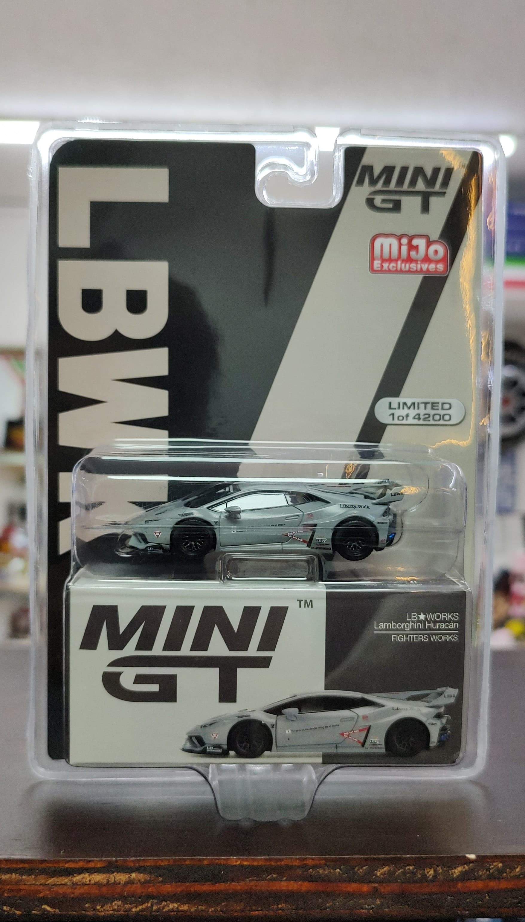 Auto a escala marca Mini GT, modelo Lamborghini Huracán Fighters Works - Chido Toys