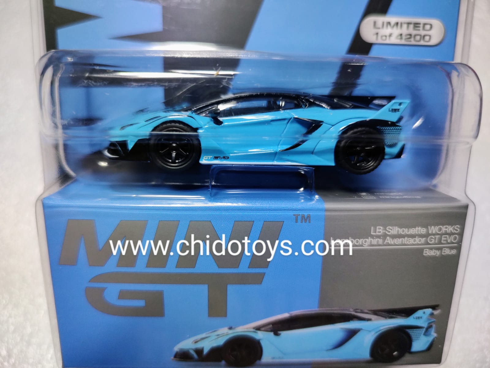 Auto a escala marca Mini GT modelo Lamborghini LB - Silhouette Aventador GT EVO Baby Blue - Chido Toys