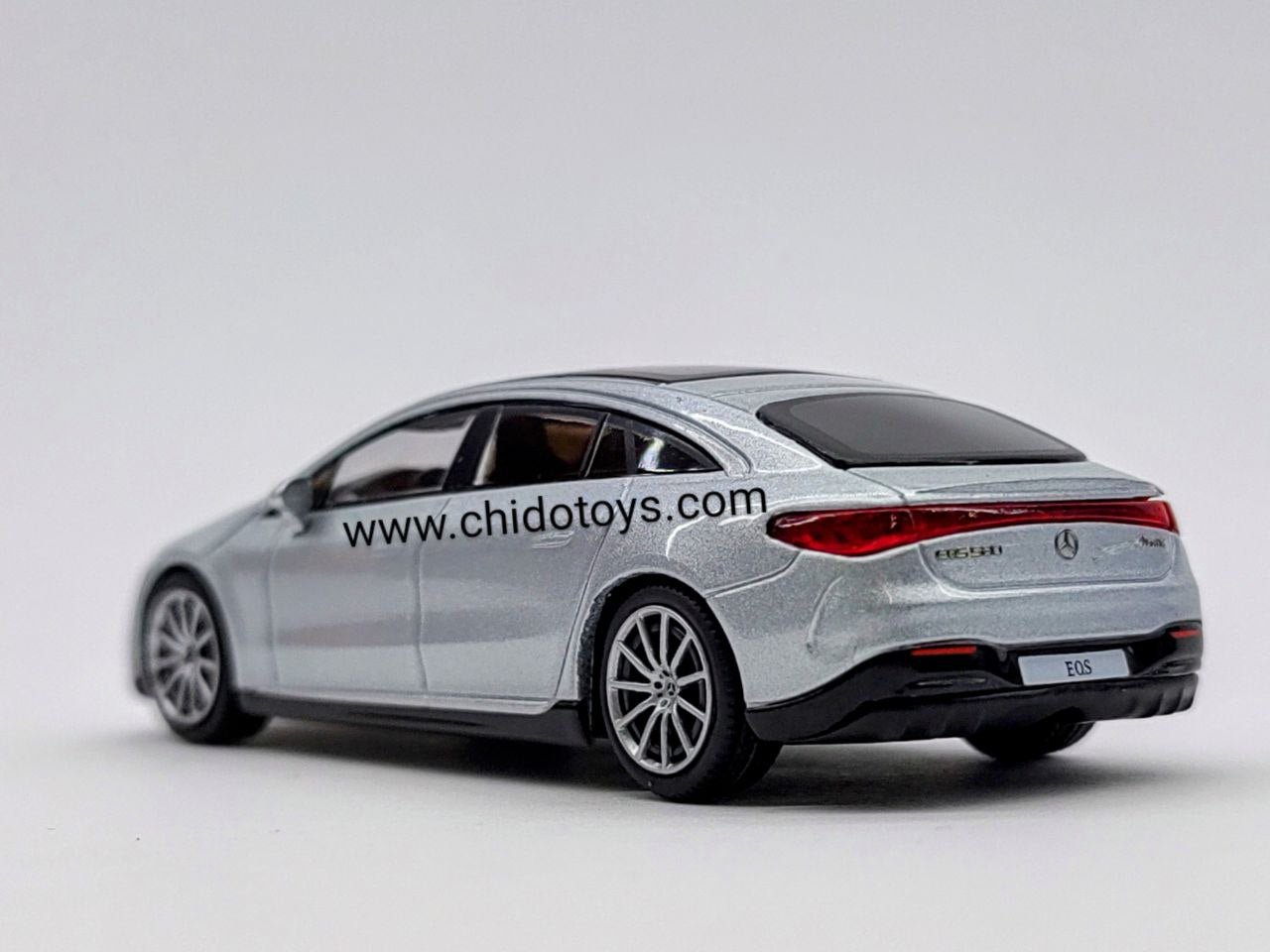 Auto a escala marca Mini GT, Modelo Mercedes - Benz EQS 580 4MATIC Silver Metallic - Chido Toys