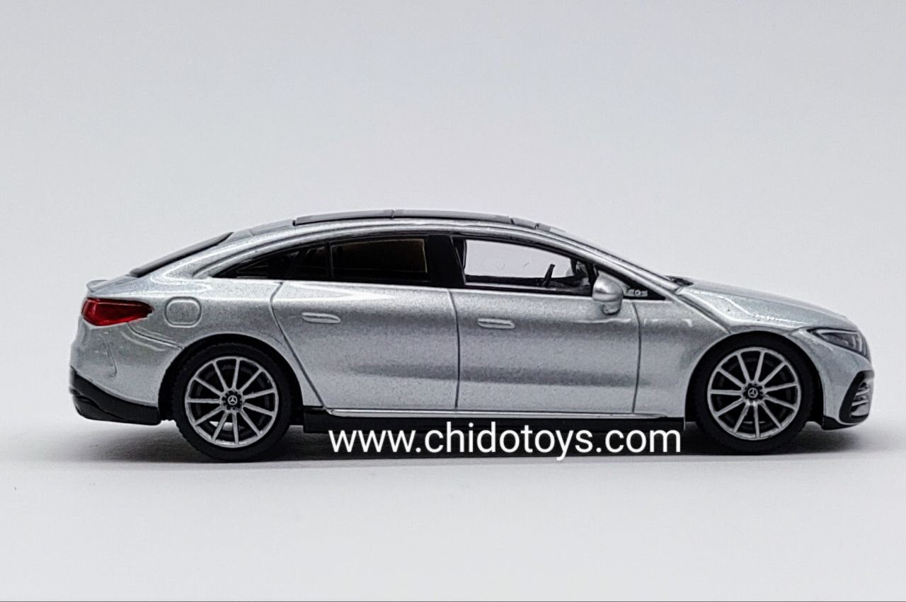 Auto a escala marca Mini GT, Modelo Mercedes - Benz EQS 580 4MATIC Silver Metallic - Chido Toys