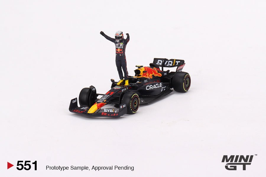 Figura de celebración Checo Pérez incluida – Mini GT RB18 1:64”