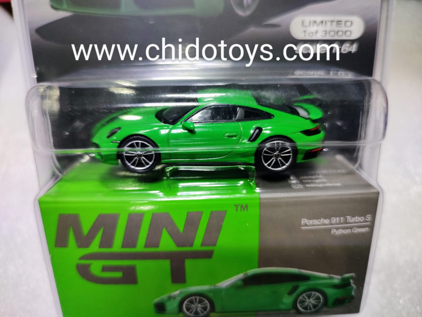 Auto a escala marca Mini GT modelo Porsche 911 Turbo S Python Verde - Chido Toys