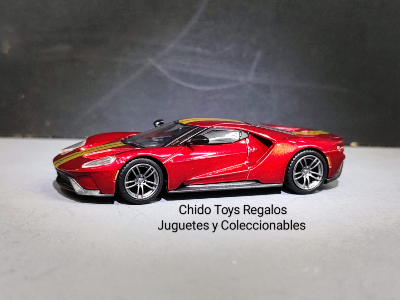 Auto a escala marca Mini GT & TARMAC WORKS, modelo Ford GT Liquid Red - Chido Toys