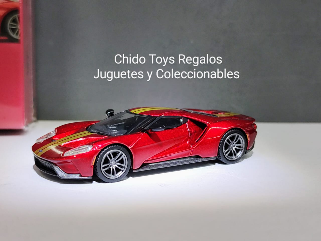 Auto a escala marca Mini GT & TARMAC WORKS, modelo Ford GT Liquid Red - Chido Toys