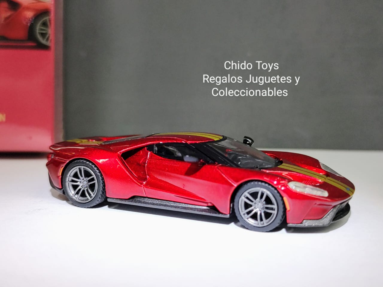 Auto a escala marca Mini GT & TARMAC WORKS, modelo Ford GT Liquid Red - Chido Toys