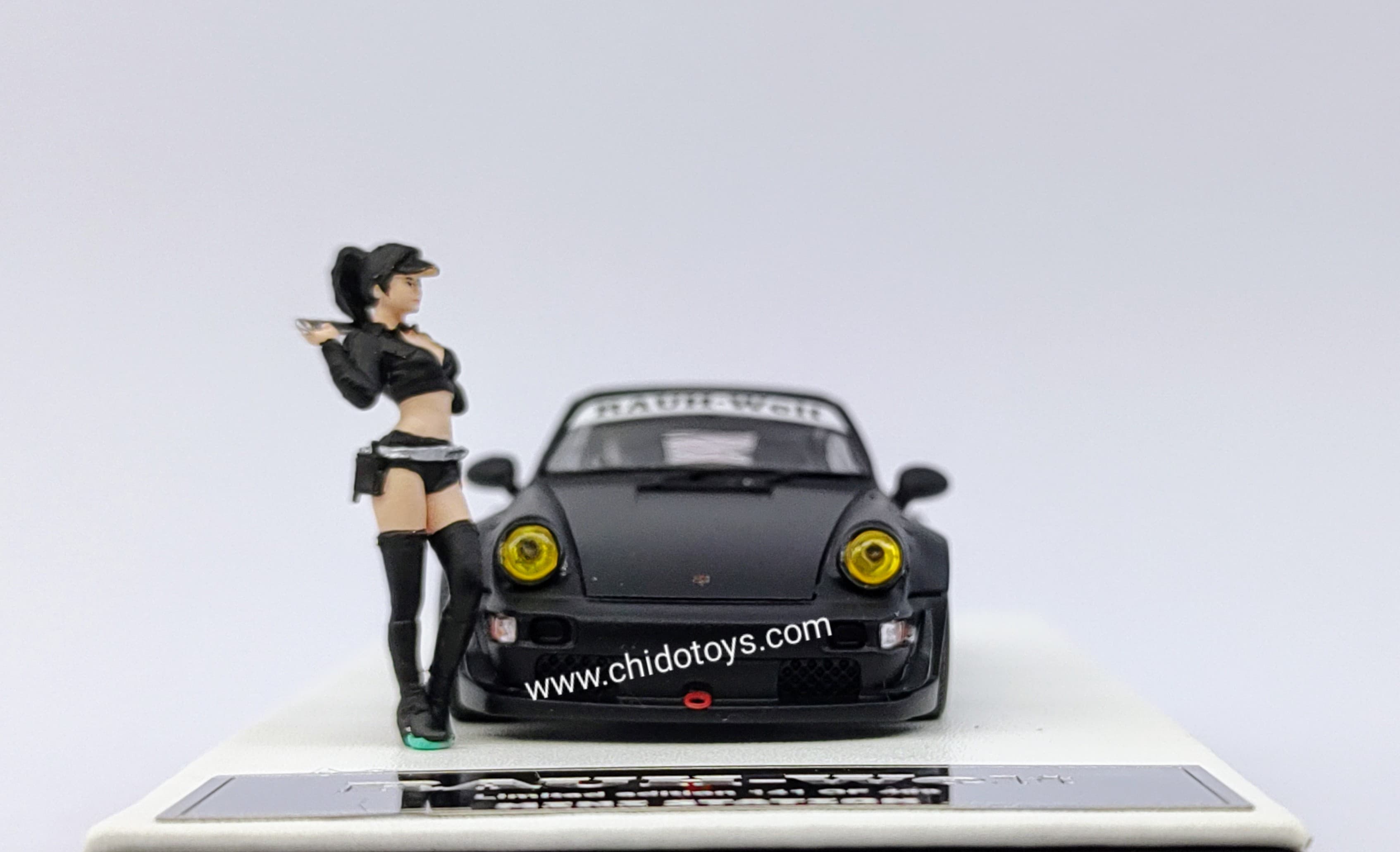 Auto a escala marca Mini Station, Modelo RWB 964 Samurai Black, Cola de Pato - Chido Toys