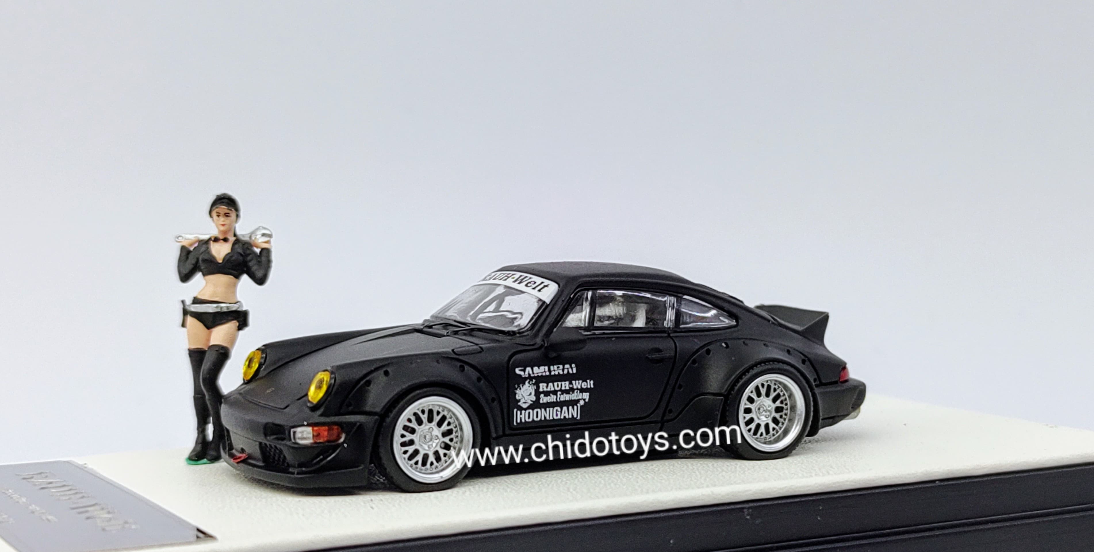 Auto a escala marca Mini Station, Modelo RWB 964 Samurai Black, Cola de Pato - Chido Toys