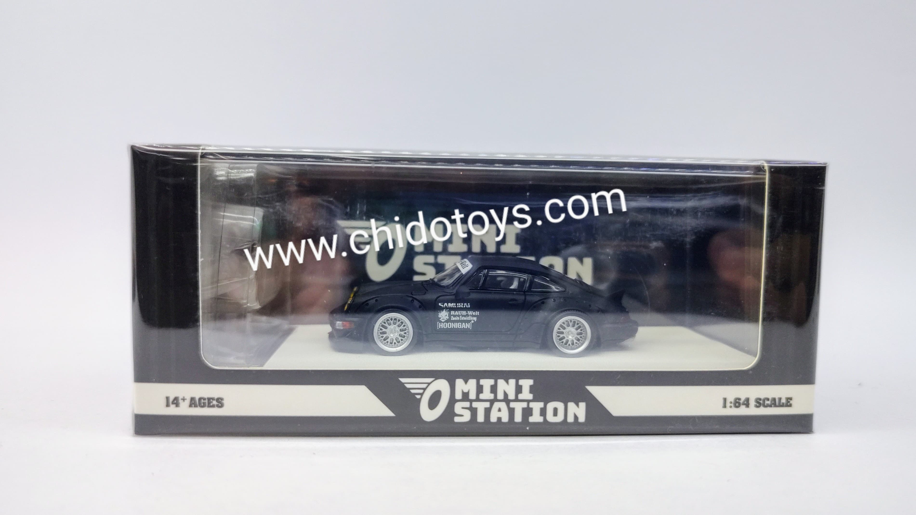 Auto a escala marca Mini Station, Modelo RWB 964 Samurai Black, Cola de Pato - Chido Toys